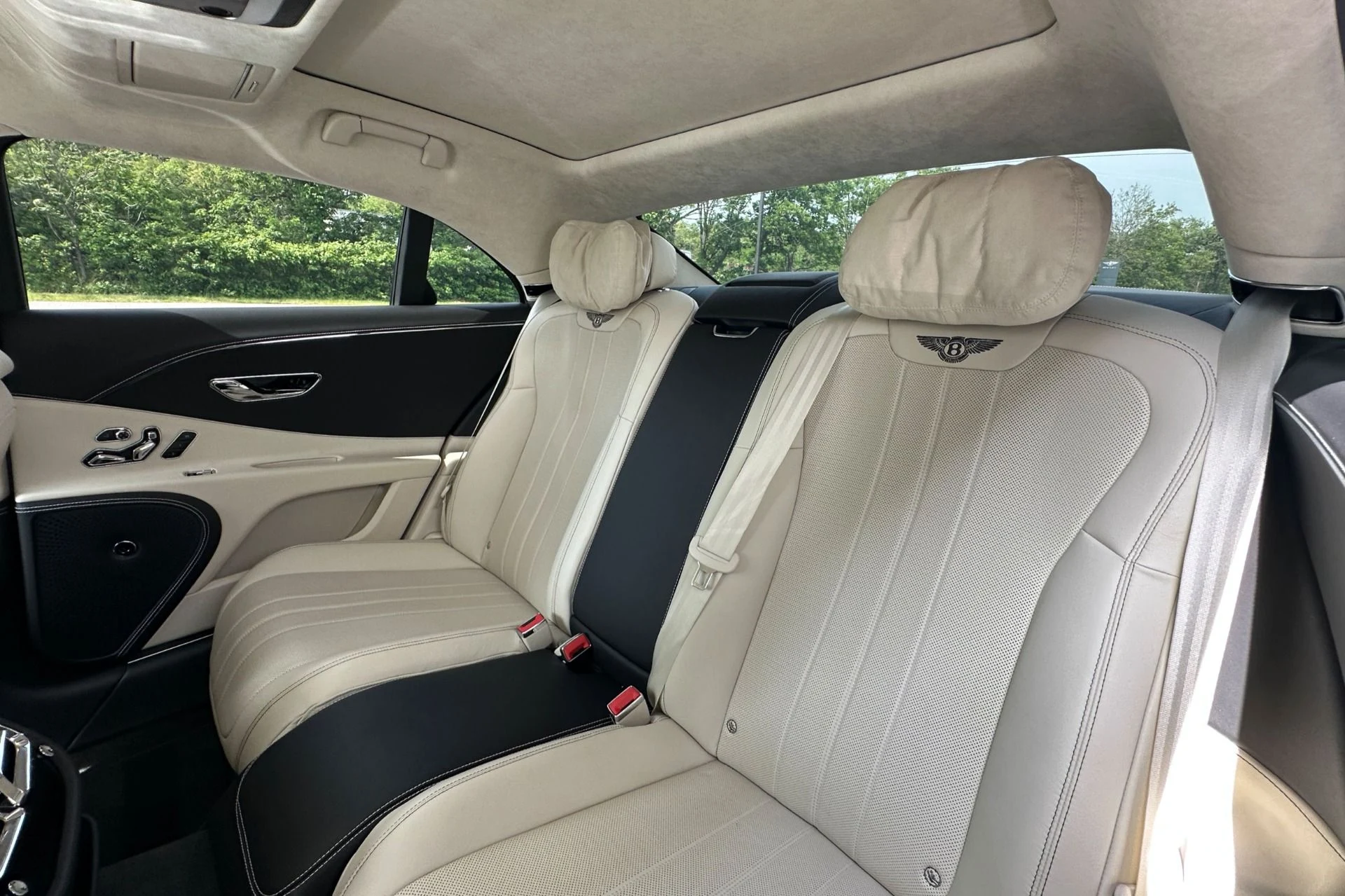 mph016_3082133813_Used_2022_Bentley_Flying_Spur_V8_1779967865_9c037c303b