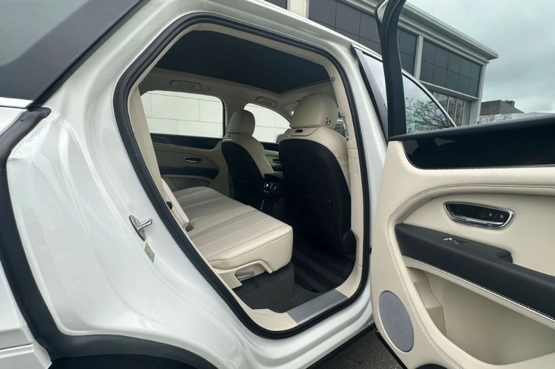 mph016_3088286285_New_2026_Bentley_Bentayga_1777900453_9457f9a621