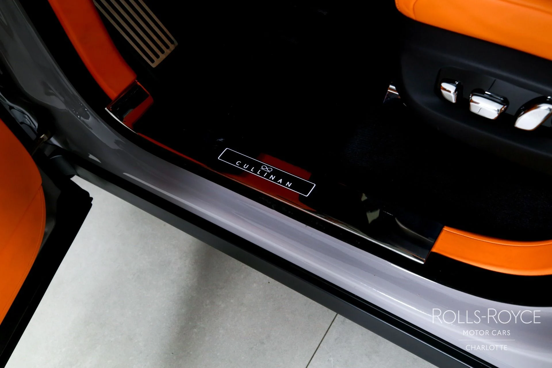 mph016_3092169385_Used_2024_Rolls_Royce_Black_Badge_Cullinan_1765396280_49c8f4dd06