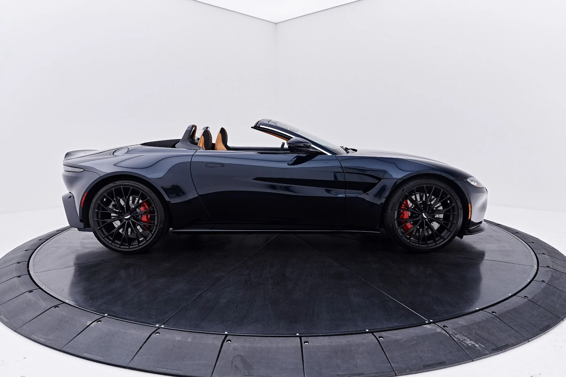 mph016_3108411980_Used_2022_Aston_Martin_Vantage_Base_1786226043_e2d12946f8