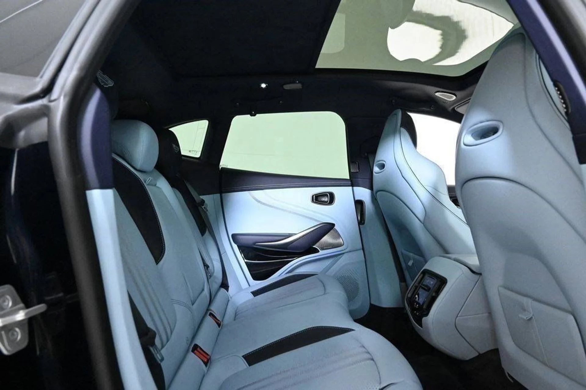 mph016_31158188_new_2025_aston_martin_dbx_707awd_11350_22854658_16_1024_a2cd3b5995