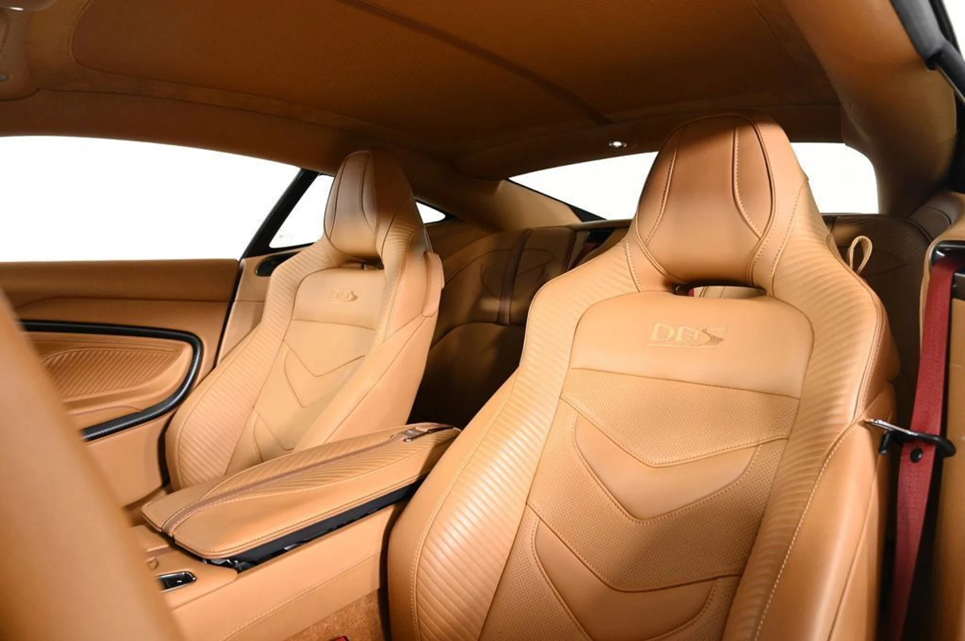 mph016_311854603_used_2023_aston_martin_dbs_base_11350_22961606_16_1024_9bd9a7997b