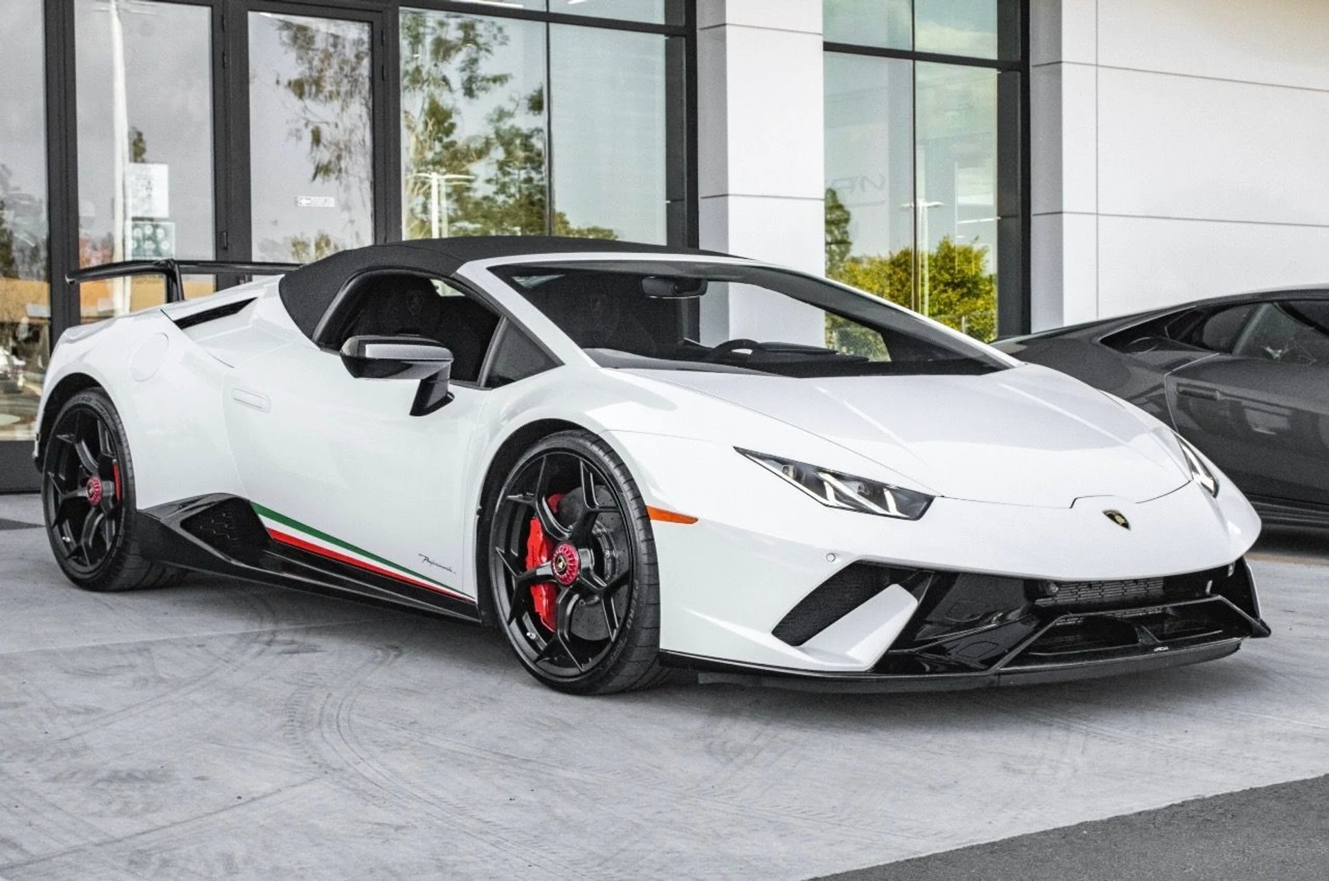 mph016_3122551889_Used_2018_Lamborghini_Huracan_LP_640_4_Performante_Spyder_1776111563_2b389e3e72