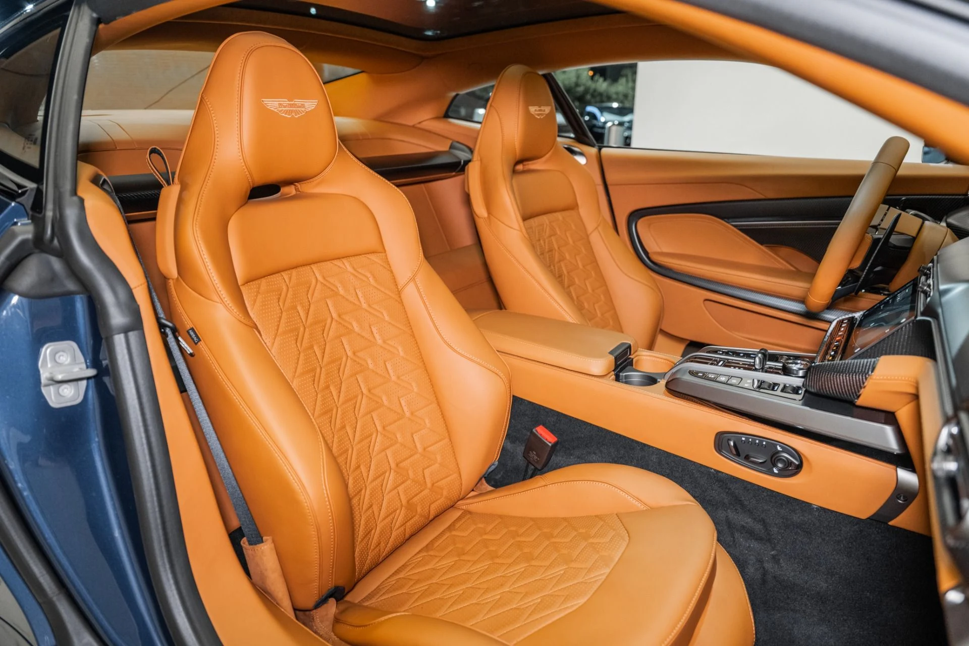 mph016_3137080042_Used_2025_Aston_Martin_Vanquish_1751745767_0b1c9c5a14