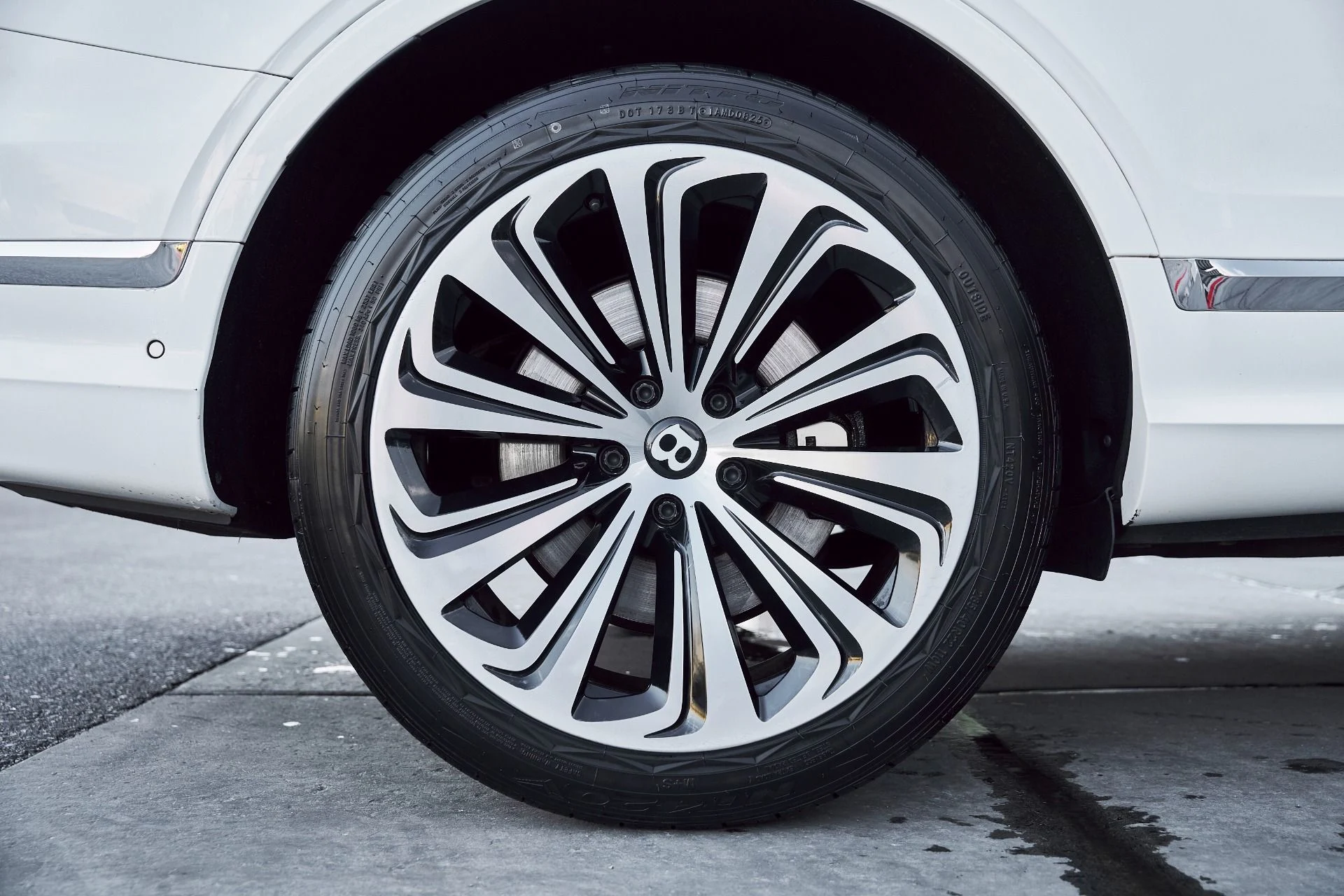 mph016_3146348758_Used_2022_Bentley_Bentayga_V8_1768246103_185435444f