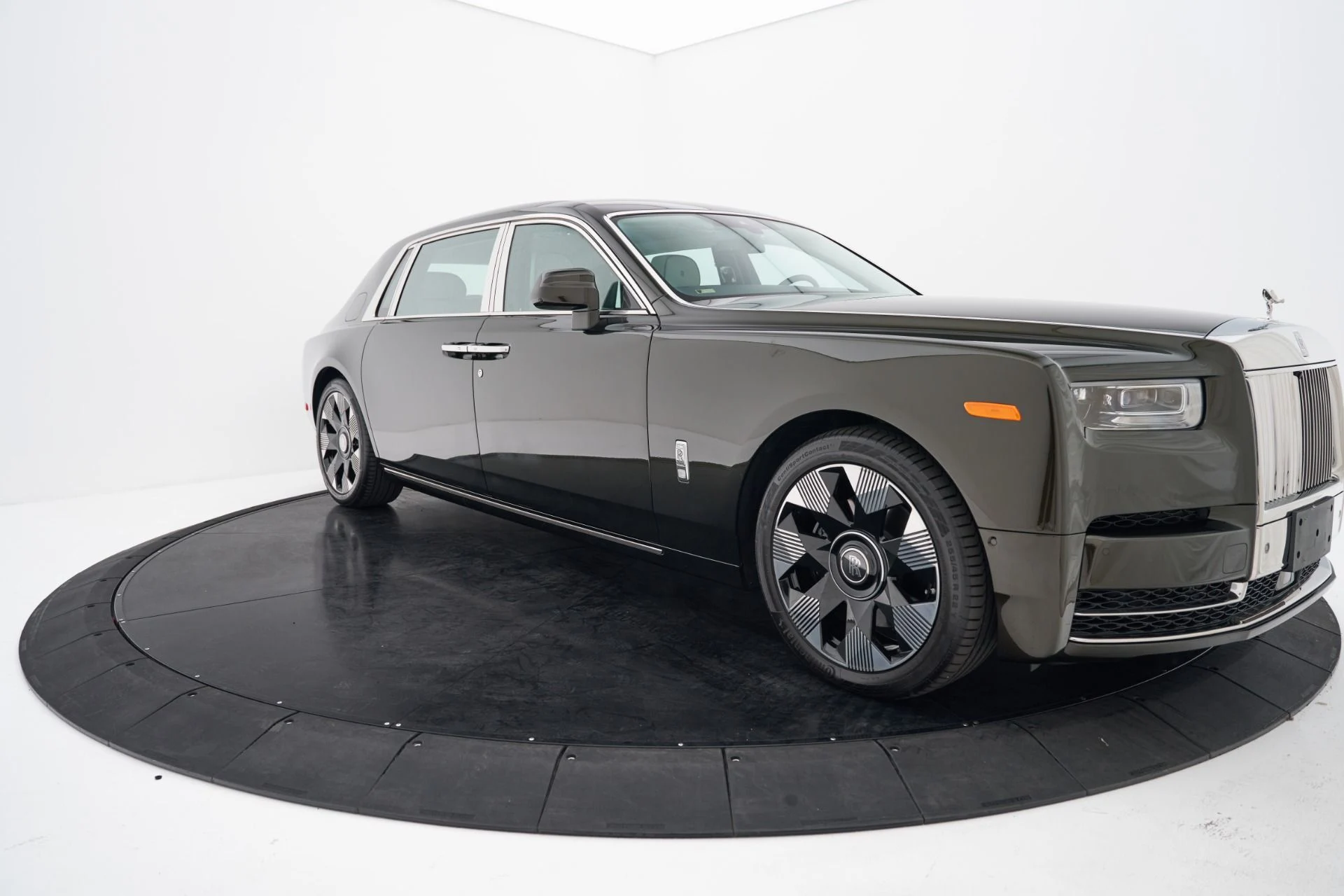 mph016_3163306715_Used_2026_Rolls_Royce_Phantom_Base_1792615150_8b711ed5c6