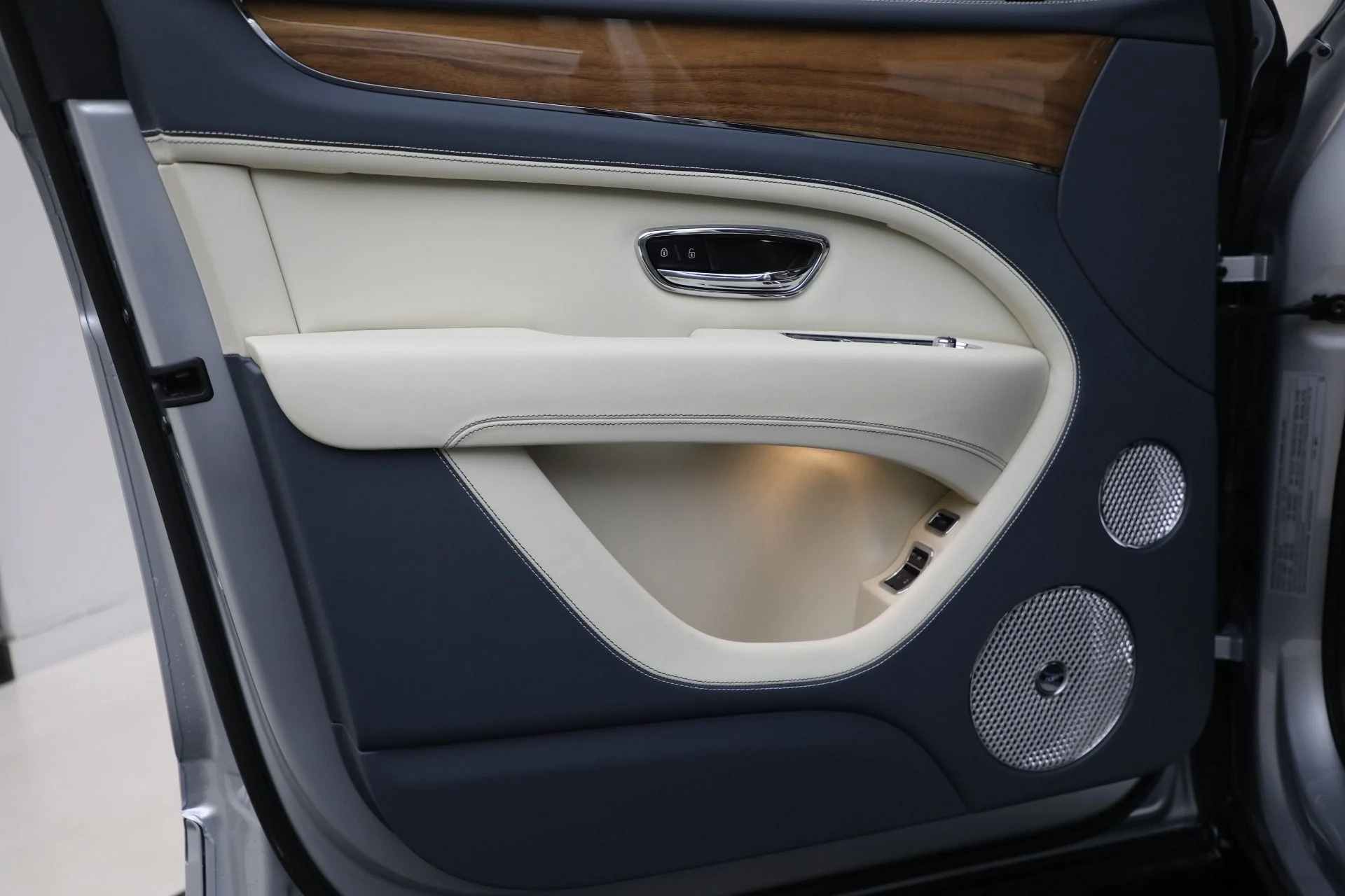 mph016_3164024467_New_2025_Bentley_Bentayga_EWB_V8_7d950c200e