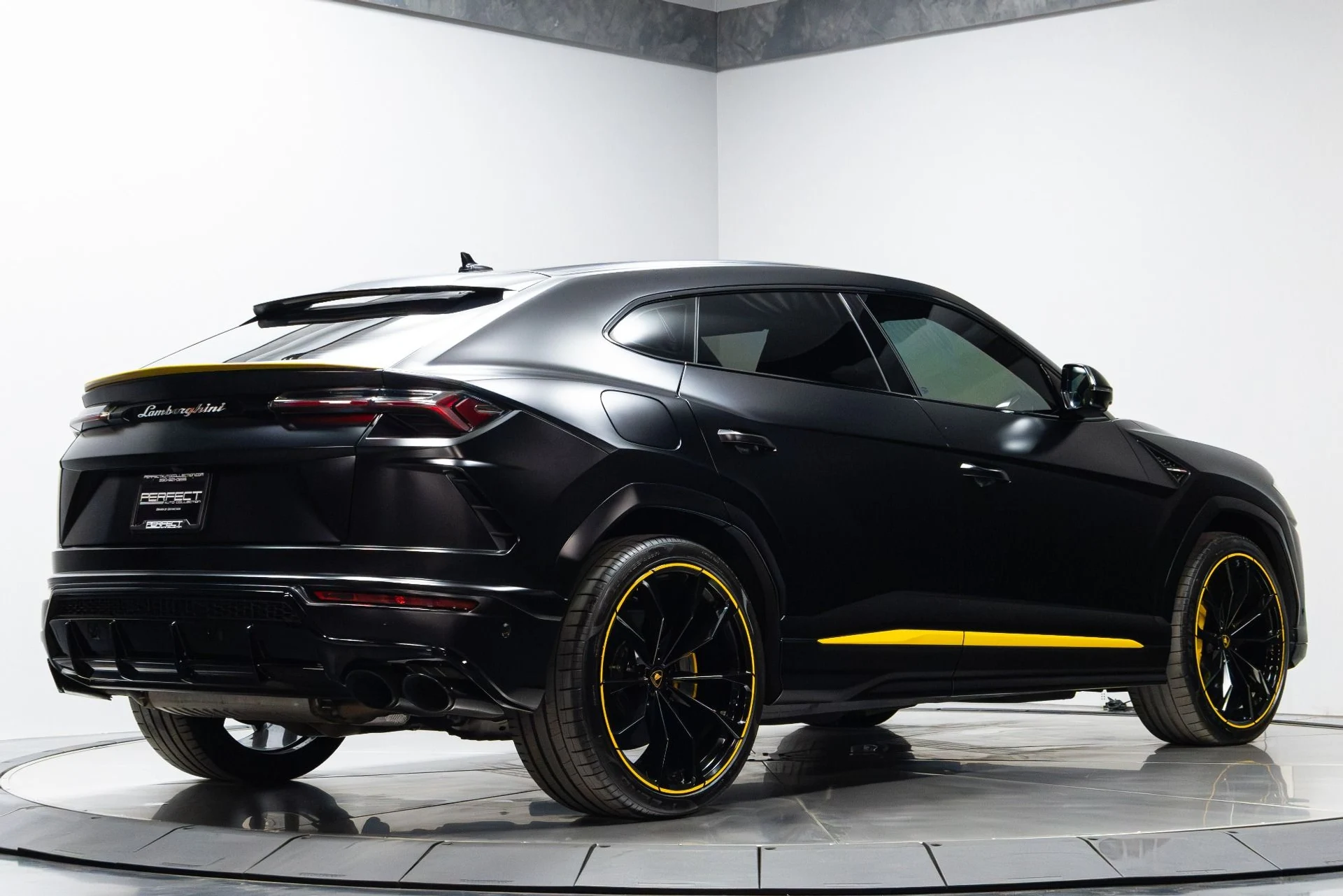 mph016_3185609456_Used_2022_Lamborghini_Urus_Graphite_Capsule_1775757245_5c287d4b35