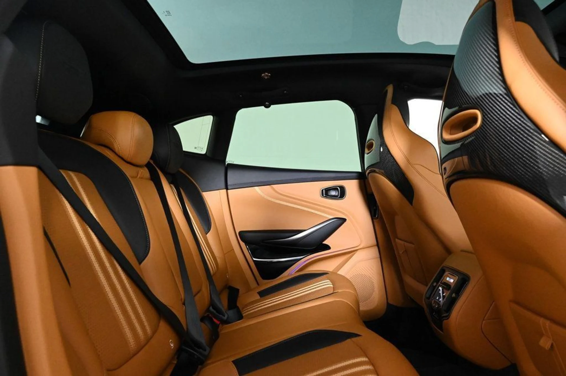 mph016_3191134152_new_2025_aston_martin_dbx_707awd_11350_22901313_16_1024_a40c363272
