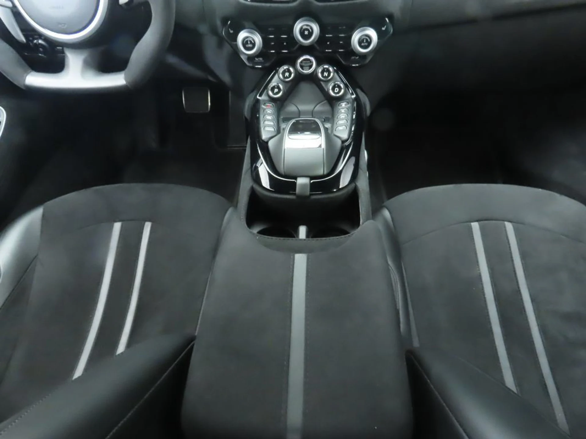 mph016_3211817612_used_2020_aston_martin_vantage_coupe_8119_22982881_17_1024_aa9b632a4c