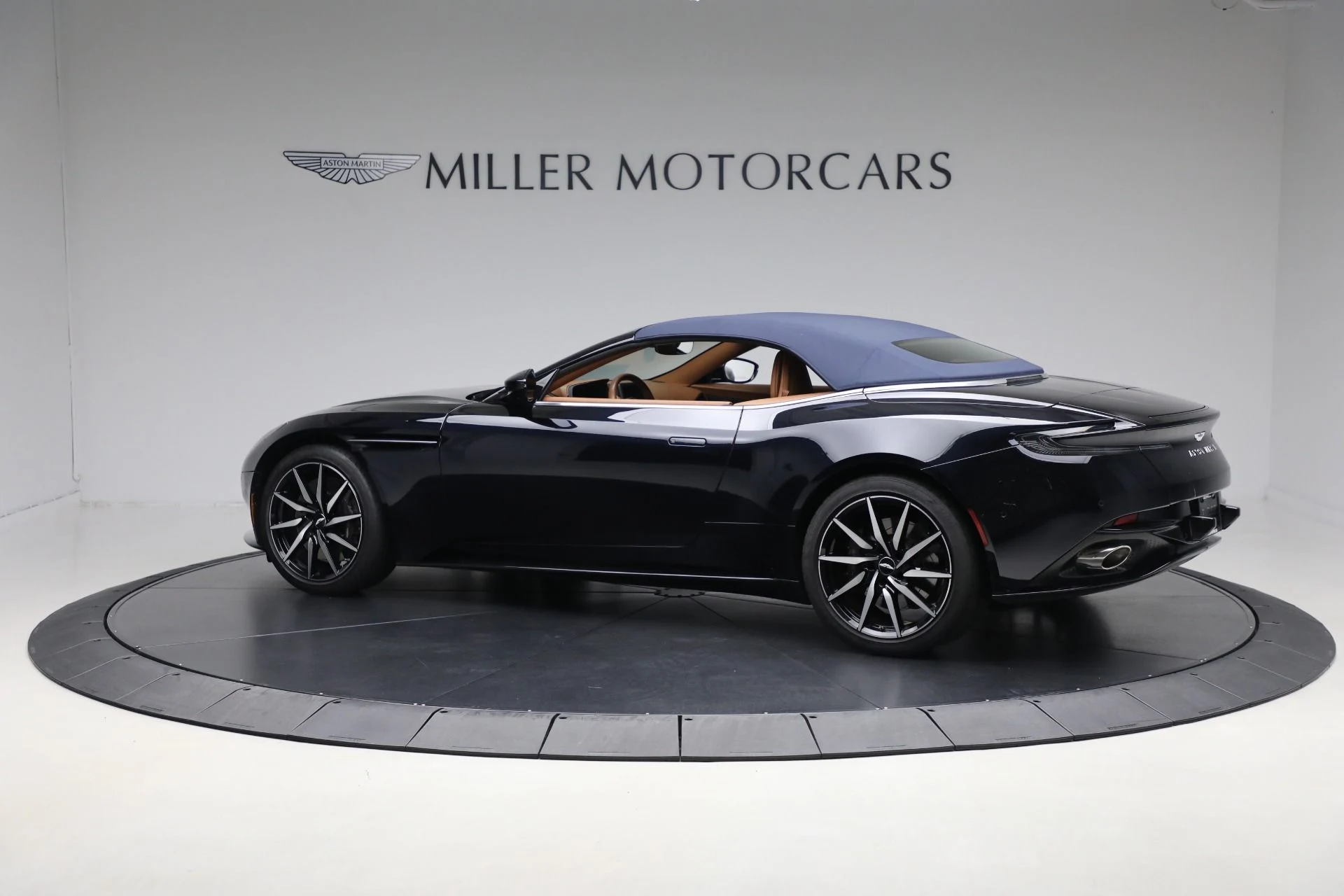mph016_3253994975_Used_2022_Aston_Martin_DB_11_Volante_7c46957bee