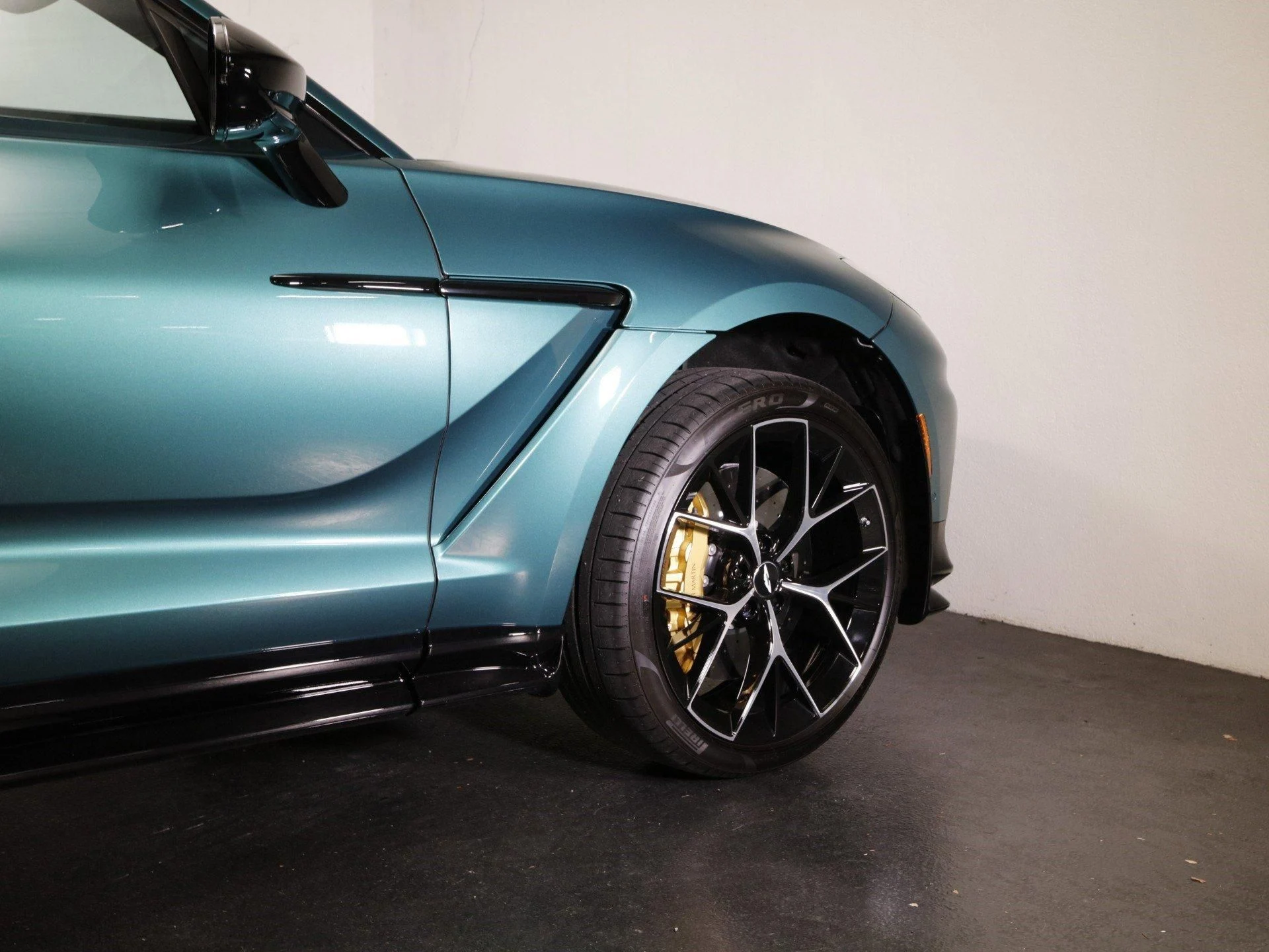 mph016_3254485754_Used_2024_Aston_Martin_DBX_707_1710413872_9912e13355