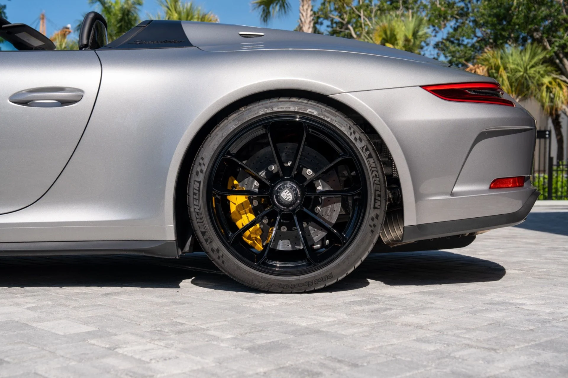 mph016_3256403844_Used_2019_Porsche_911_Speedster_1781046589_2607ea46af
