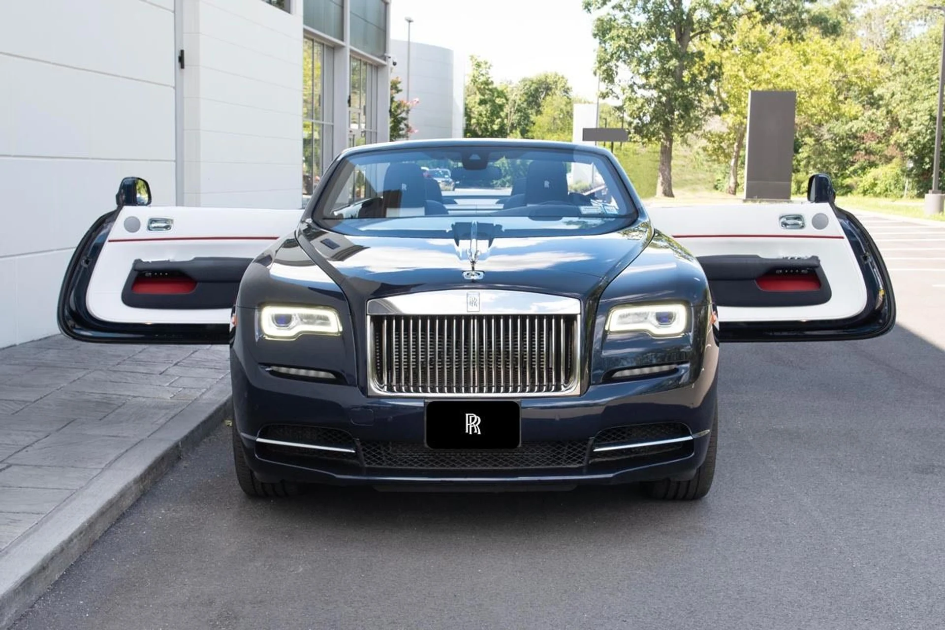 mph016_3287527240_Used_2018_Rolls_Royce_Dawn_1724424389_5431eb21eb
