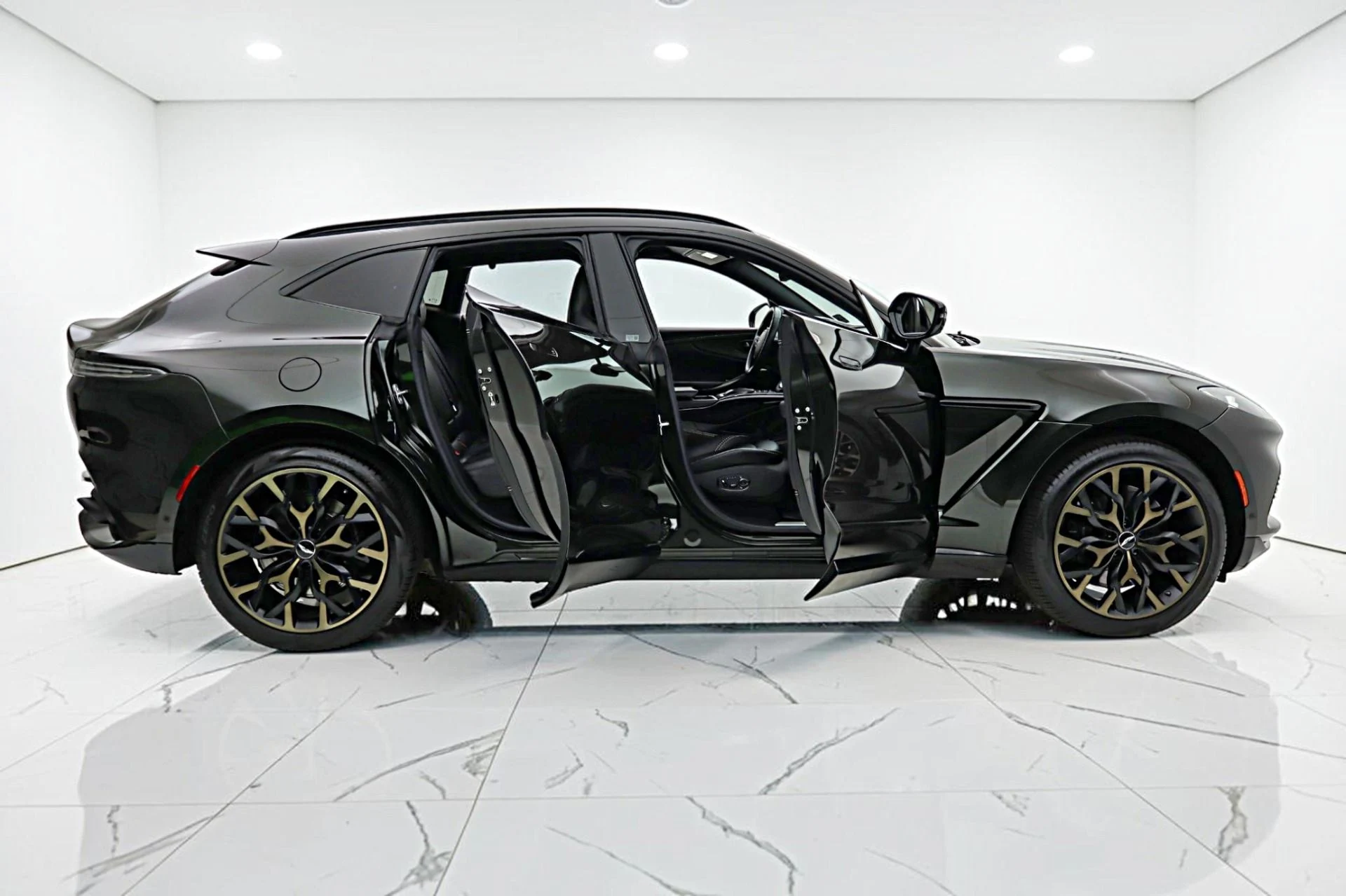 mph016_3308195072_Used_2021_Aston_Martin_DBX_6814d943d5