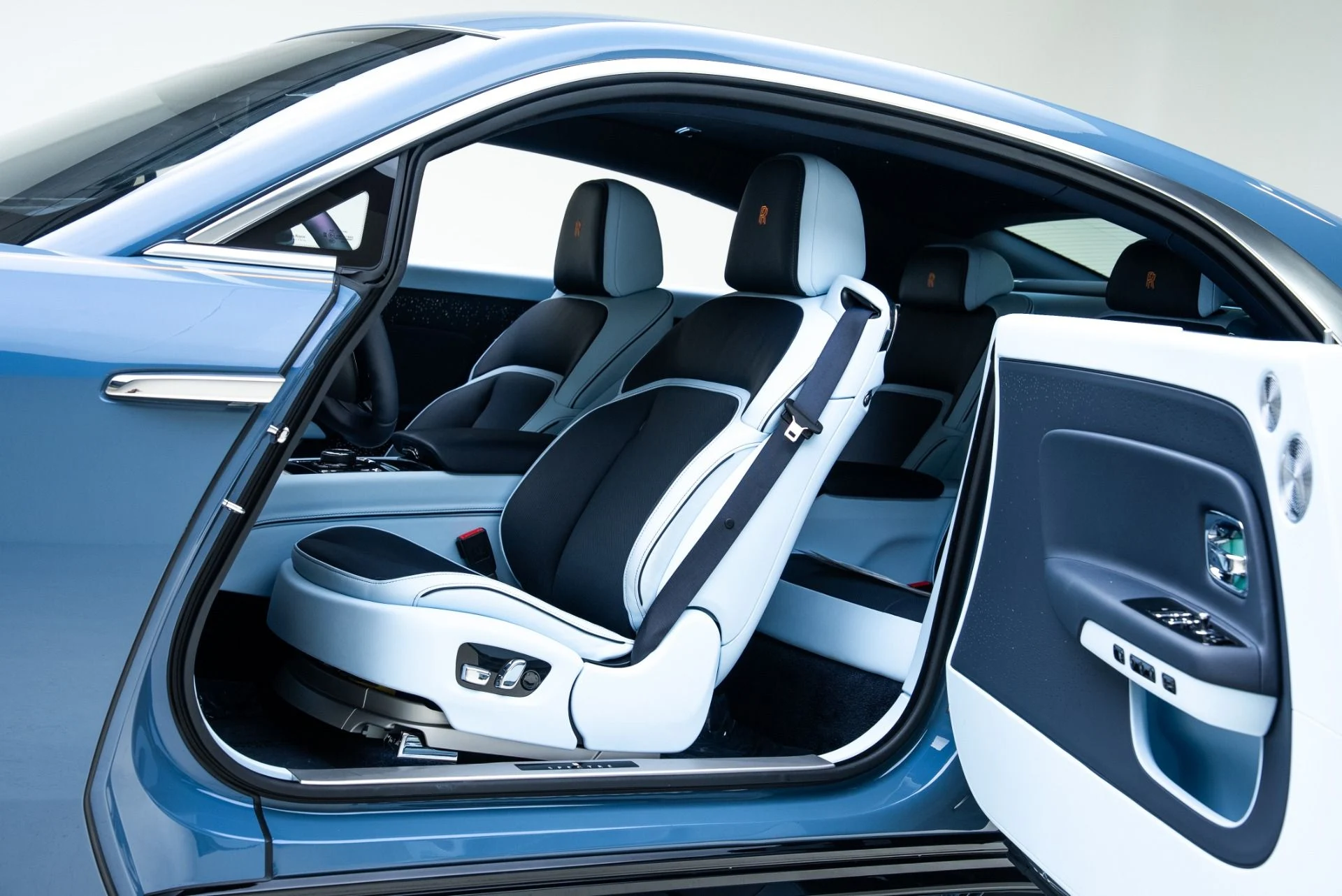 mph016_3313760284_Used_2024_Rolls_Royce_Spectre_1775065047_9cde27a764