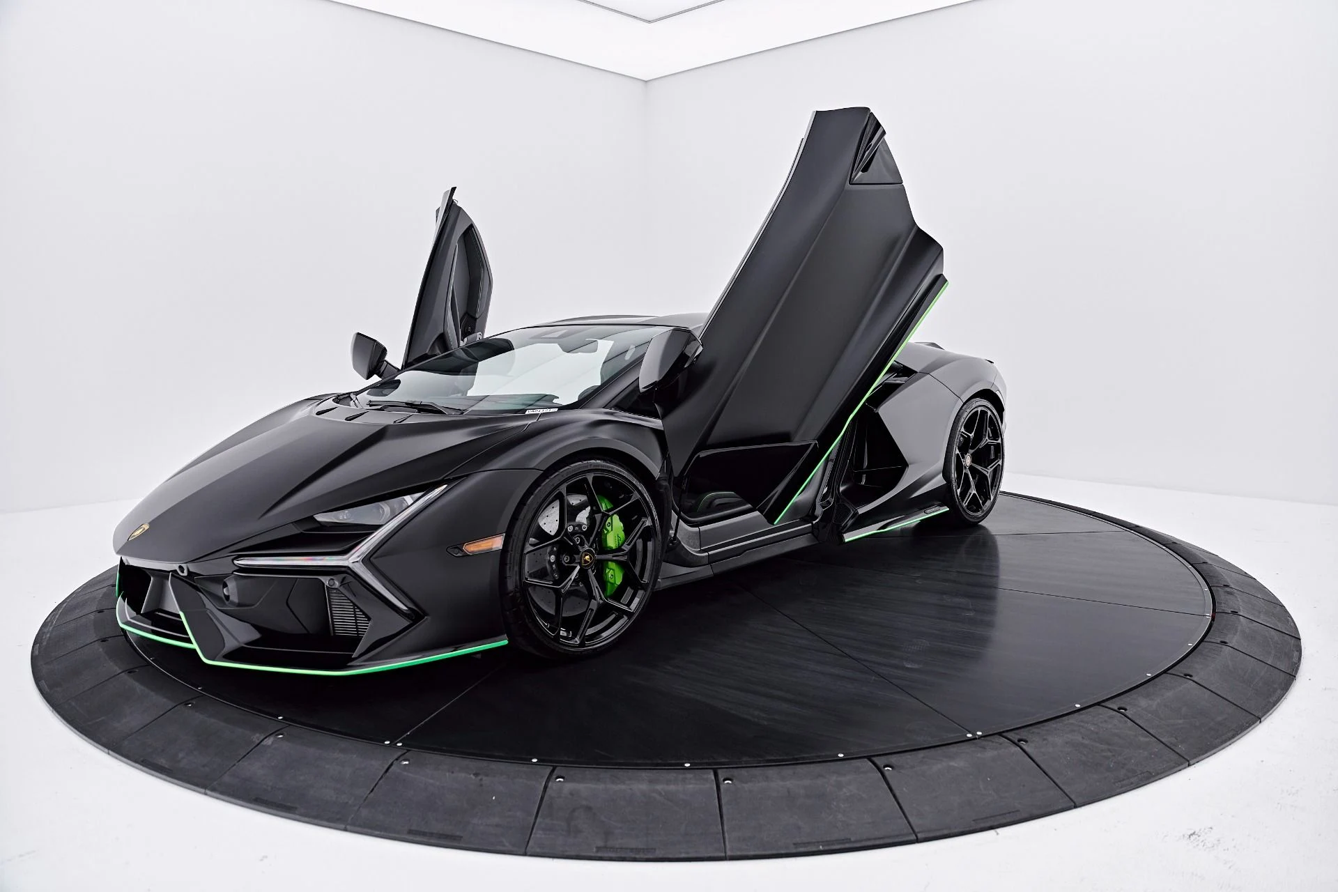 mph016_3318190243_Used_2024_Lamborghini_Revuelto_Base_1788040924_4e3ed501e6