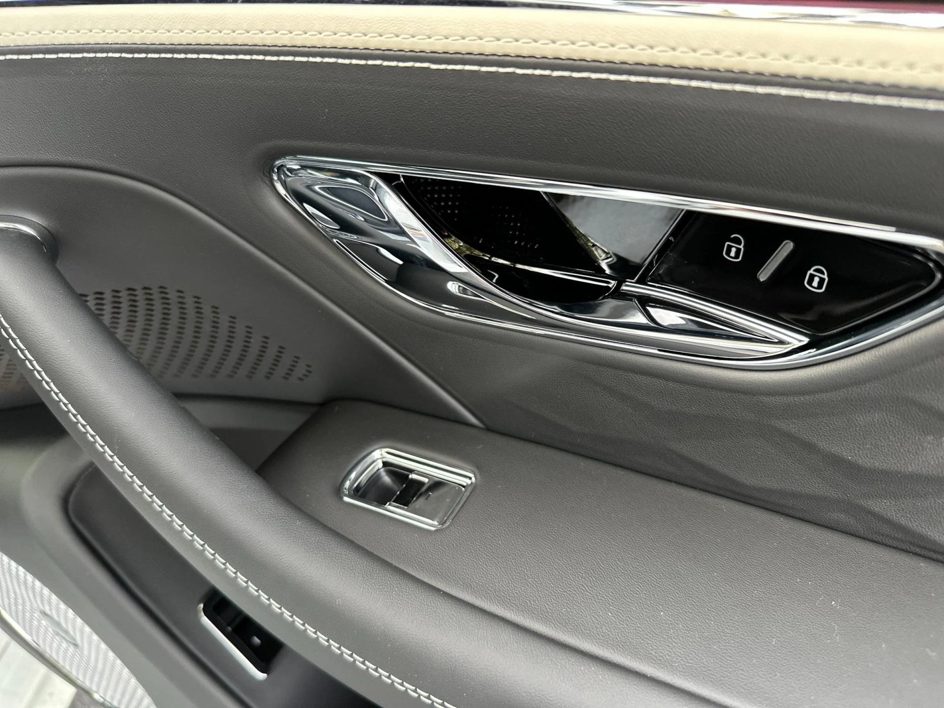 mph016_3323605395_New_2025_Bentley_Flying_Spur_Speed_1760604240_fba9beff01