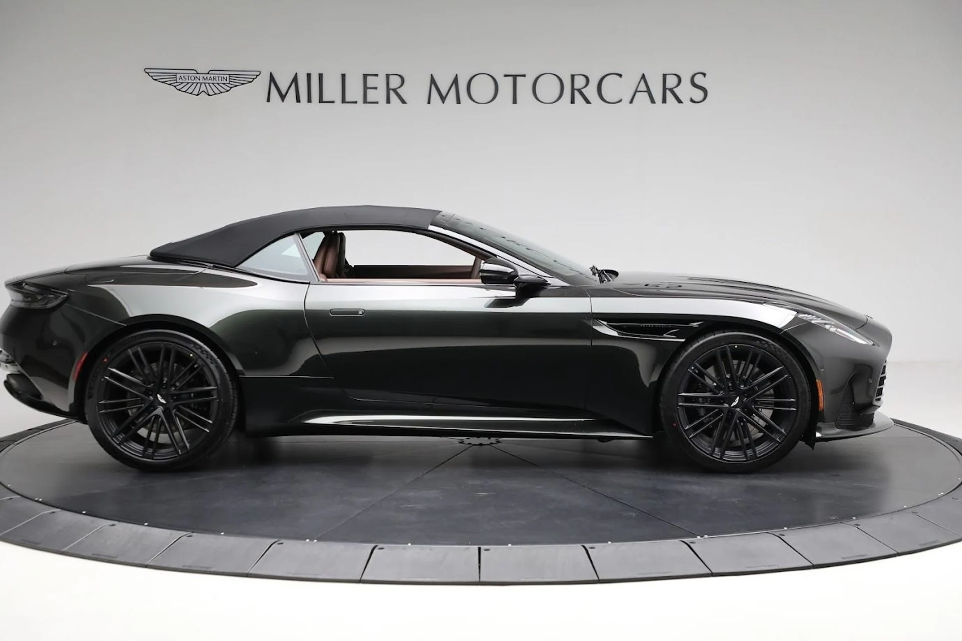 mph016_3327907572_Used_2024_Aston_Martin_DB_12_Volante_55df1595bf