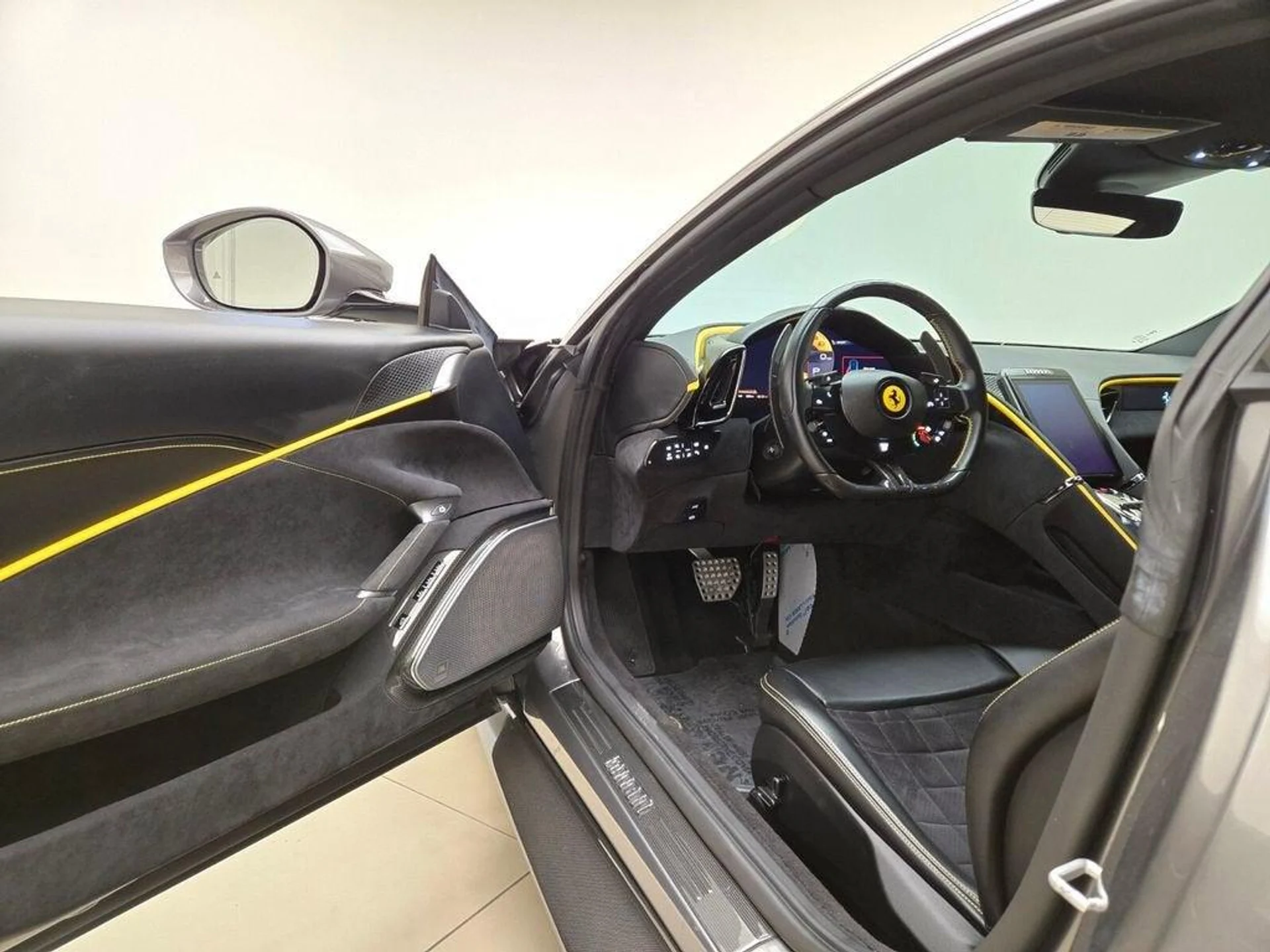 mph016_3331107759_Used_2022_Ferrari_Roma_1775292312_5d716e4f96