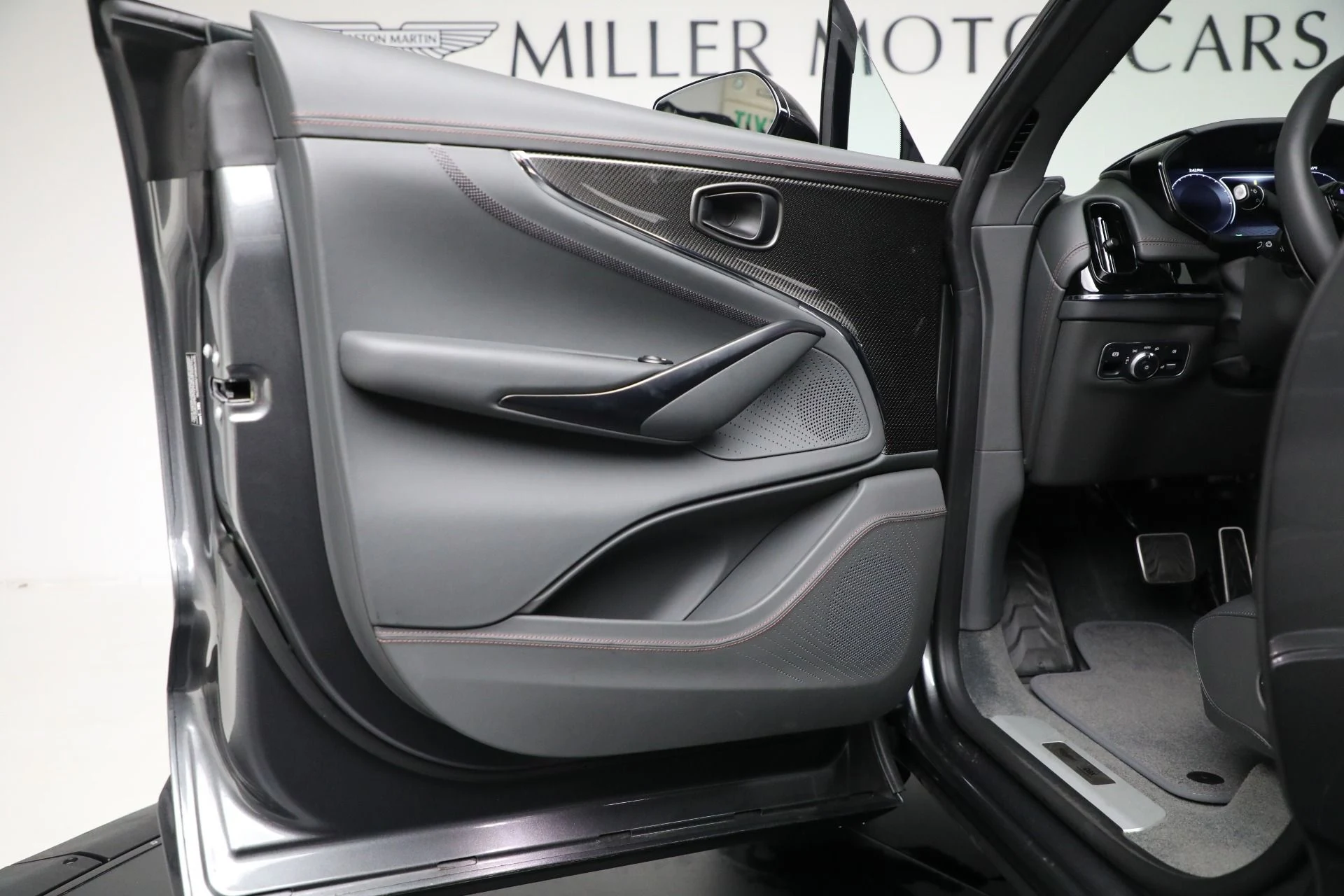 mph016_3334601651_New_2025_Aston_Martin_DBX_707_45afb0d61d