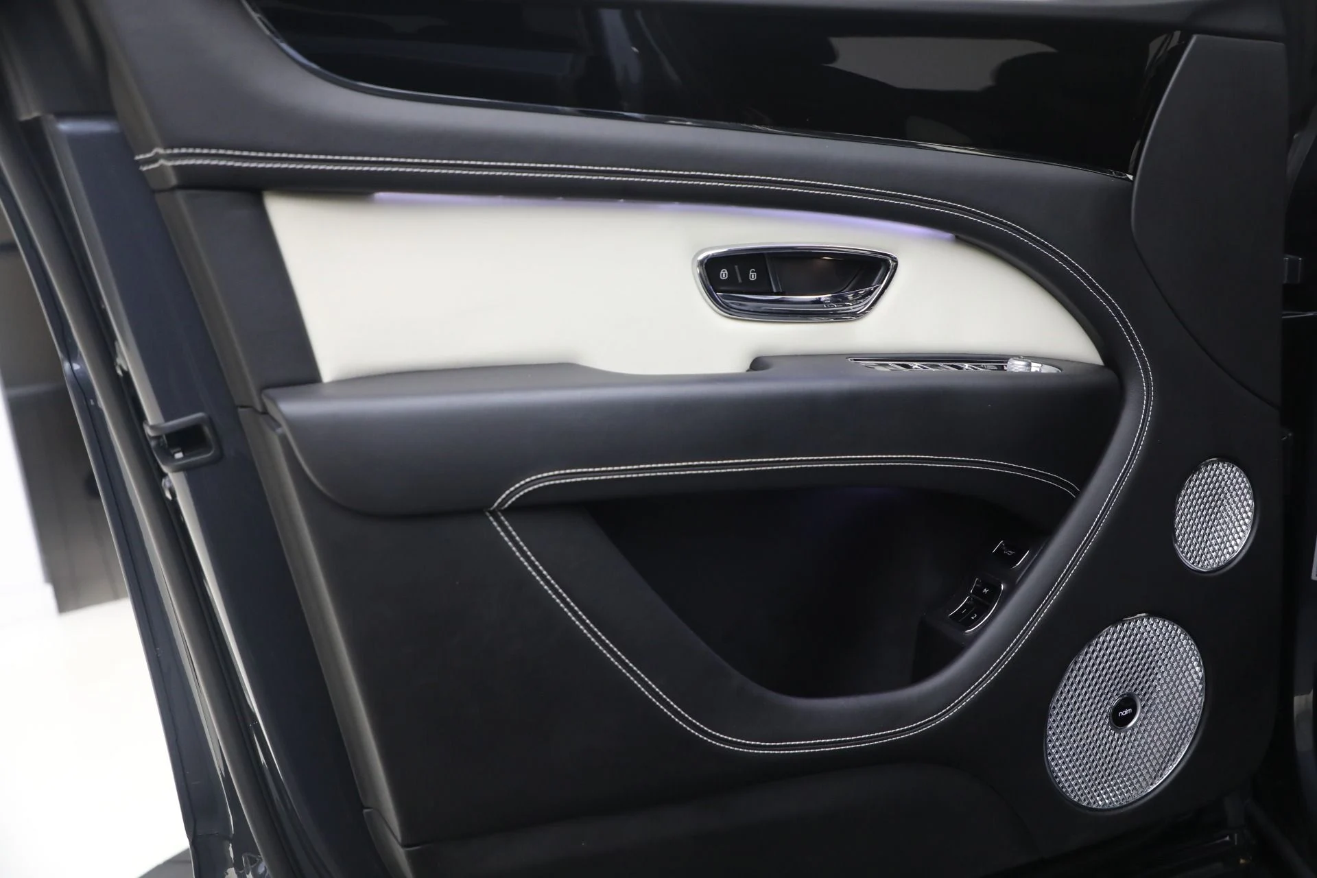 mph016_3334871201_Used_2023_Bentley_Bentayga_S_V8_1764971299_d47525e8e0