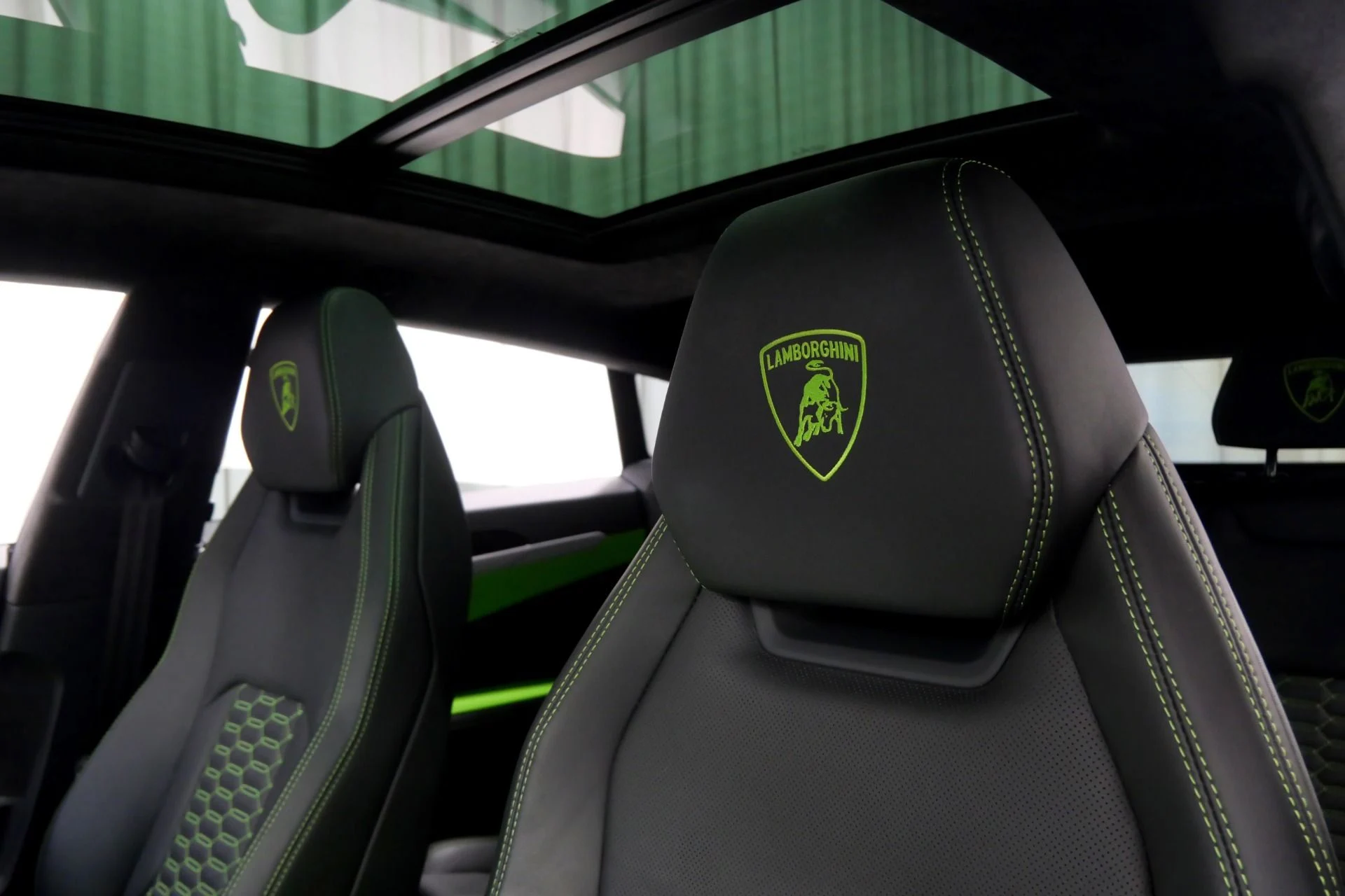 mph016_3349232858_Used_2022_Lamborghini_Urus_1761576878_bd7cdc060a