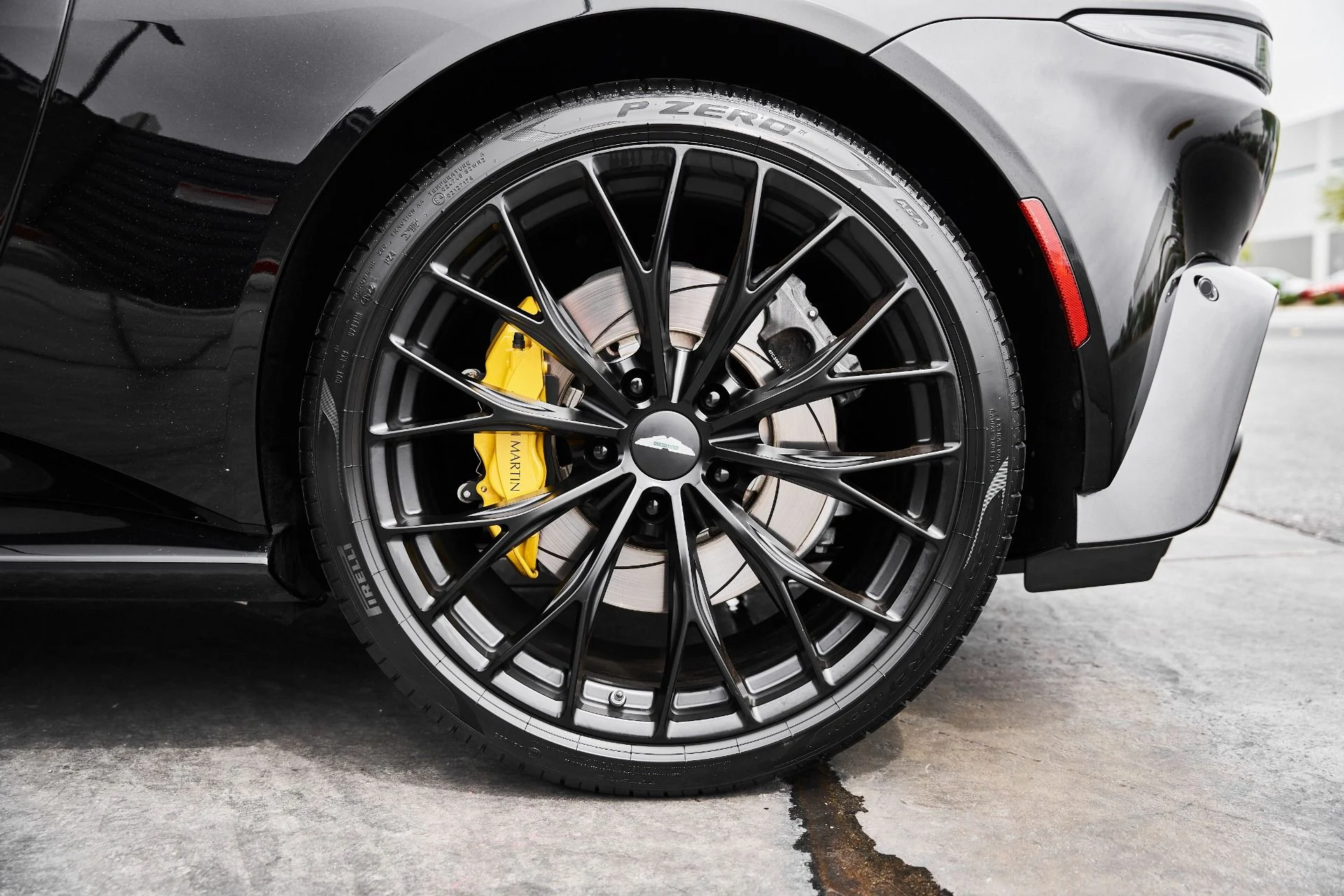 mph016_3430373860_Used_2023_Aston_Martin_Vantage_1775333307_8fd1a2acc6