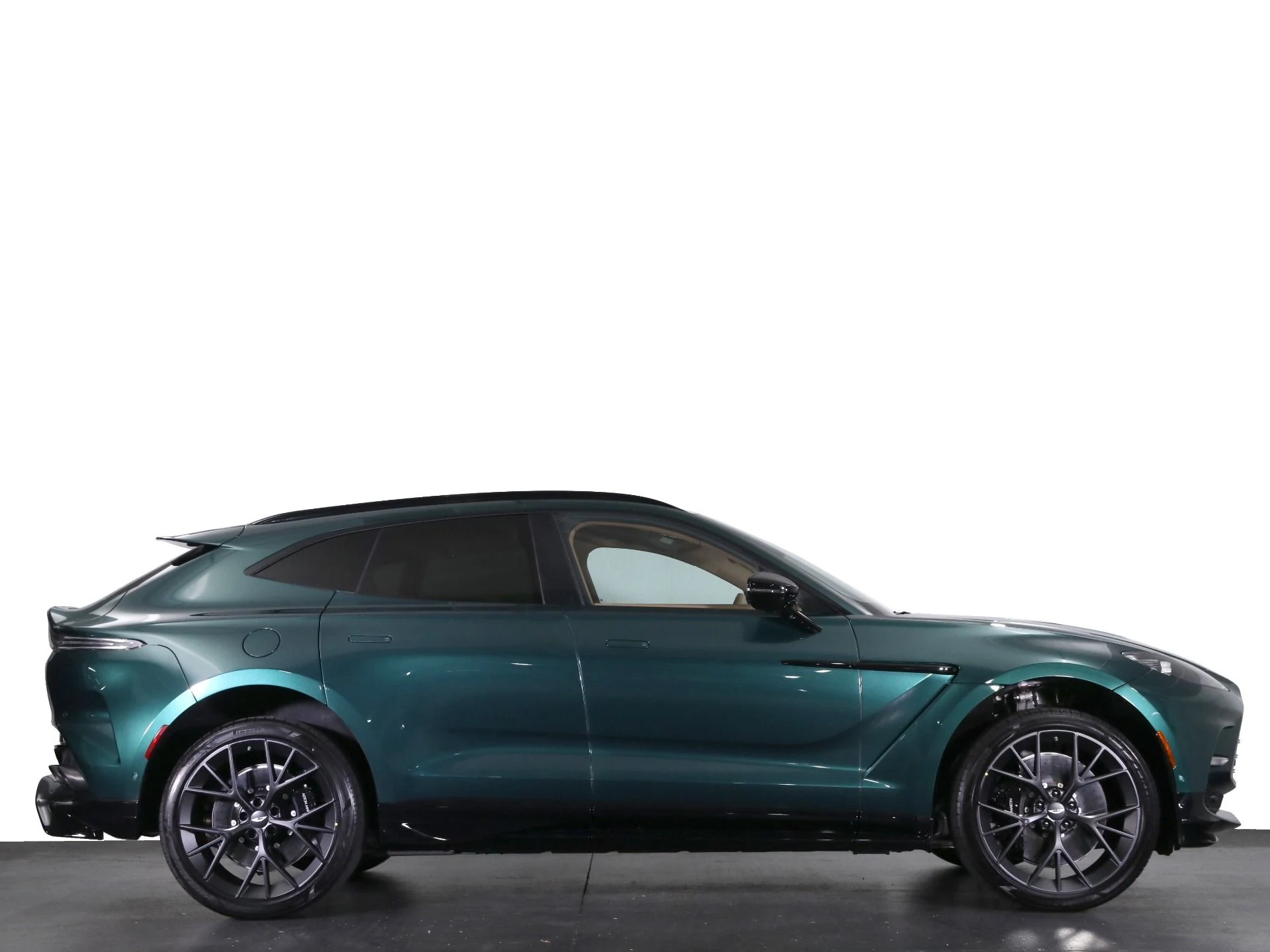 mph016_3437035577_New_2025_Aston_Martin_DBX_707_1758482676_f6c229d9f7