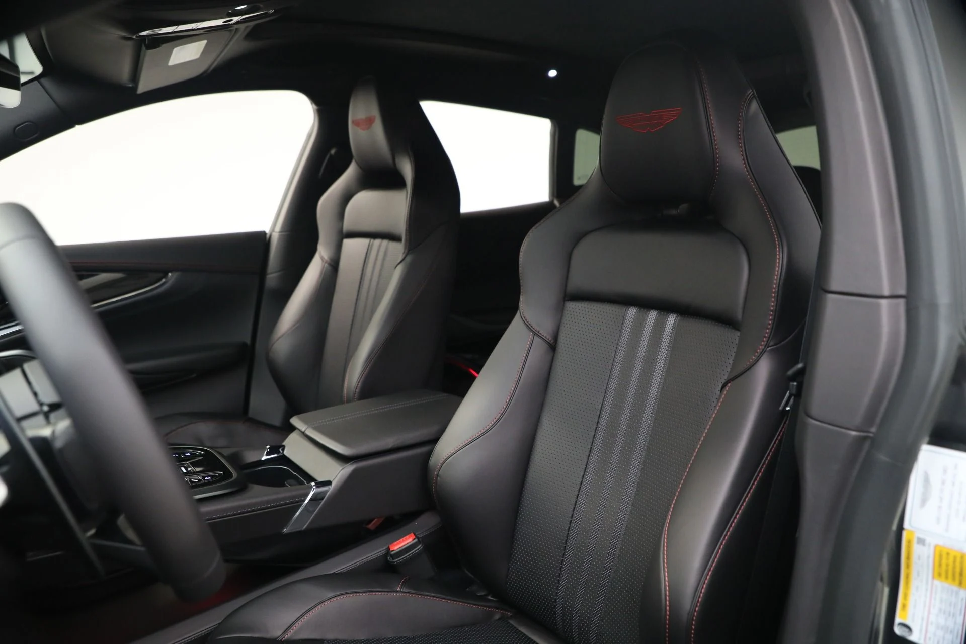 mph016_3451871009_New_2026_Aston_Martin_DBX_707_1768320849_014b38e2e5