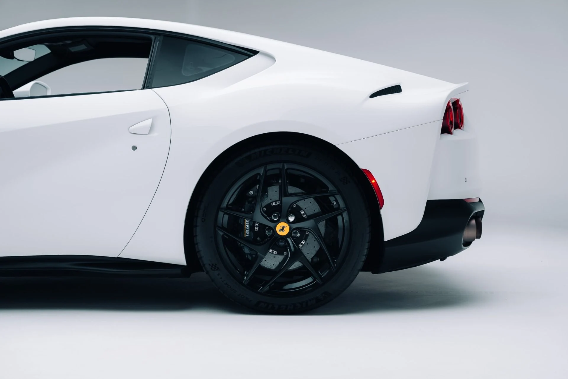 mph016_3470365888_Used_2019_Ferrari_812_Superfast_1787186168_c4db23399b