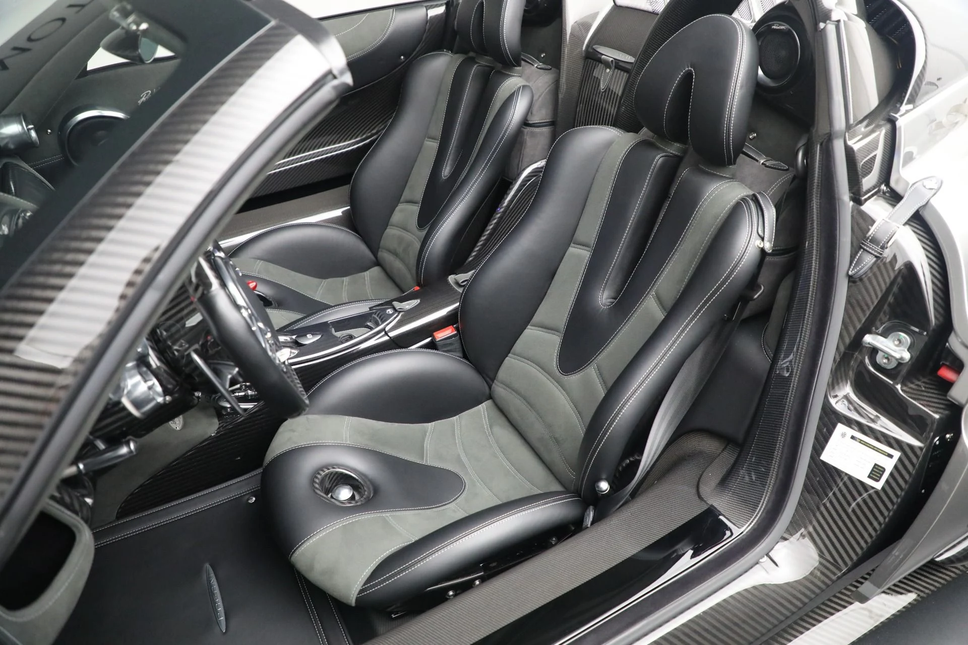 mph016_3474787533_Used_2017_Pagani_Huayra_Roadster_1769208152_56f7b24cbe