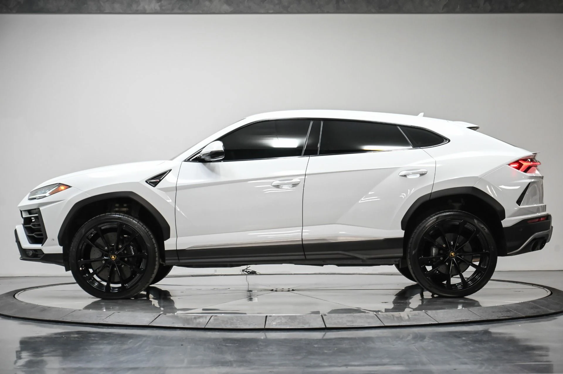 mph016_3487783513_Used_2020_Lamborghini_Urus_1770313419_eff23b2a6f