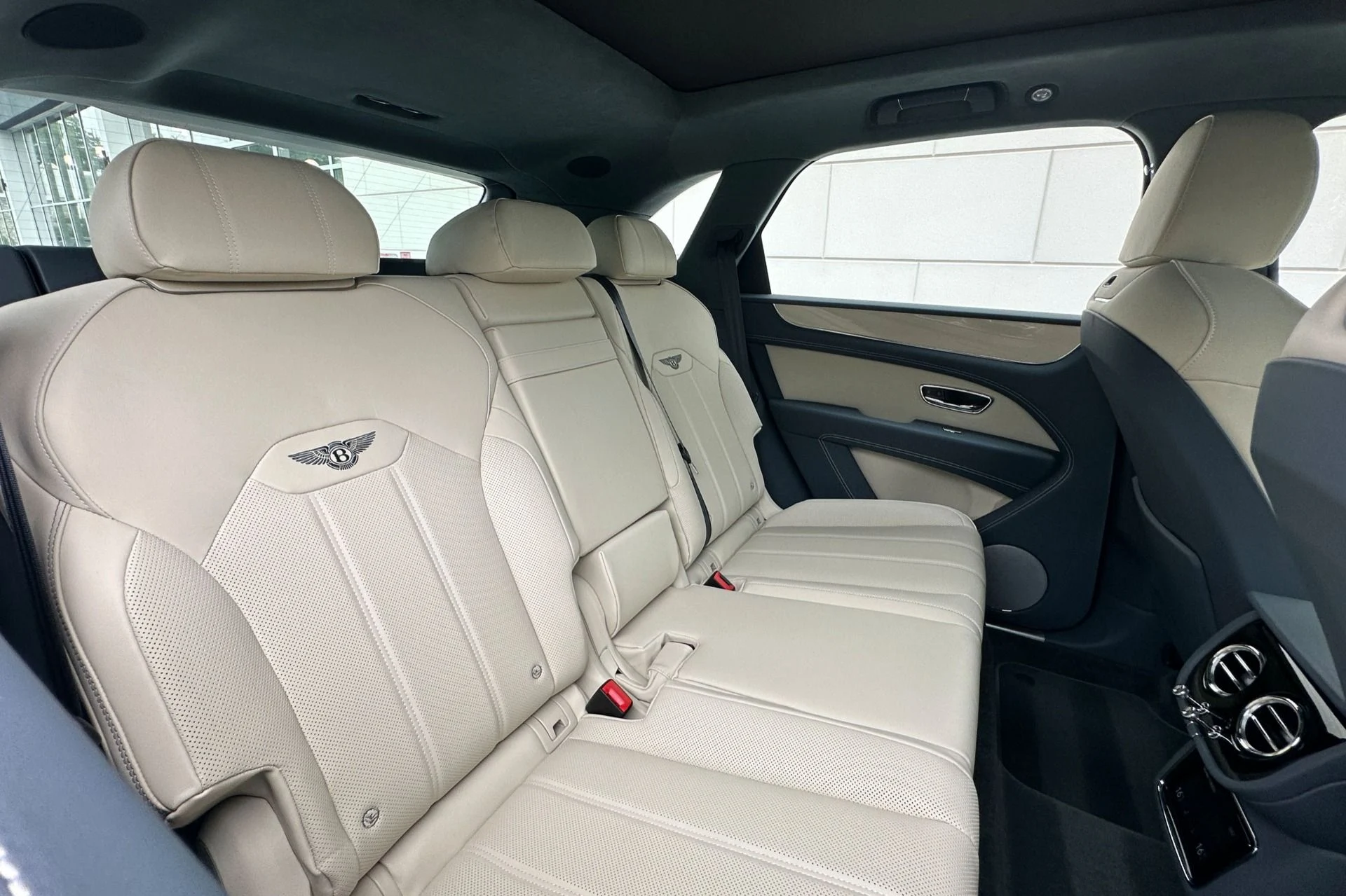 mph016_3505497700_New_2026_Bentley_Bentayga_V8_1784540711_36bee9ab13