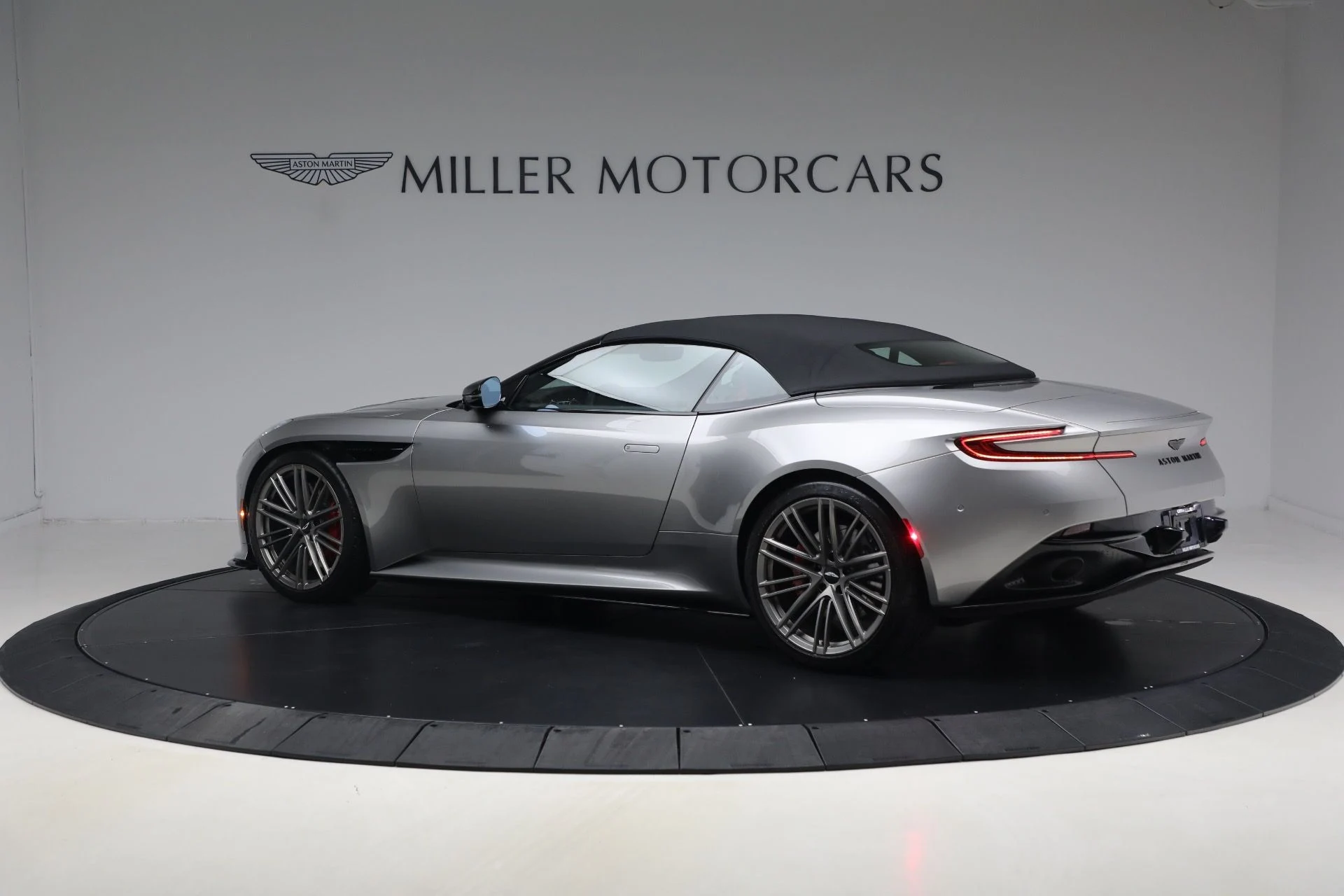 mph016_3508806462_Used_2024_Aston_Martin_DB_12_Volante_1789831142_9c4650f0ec