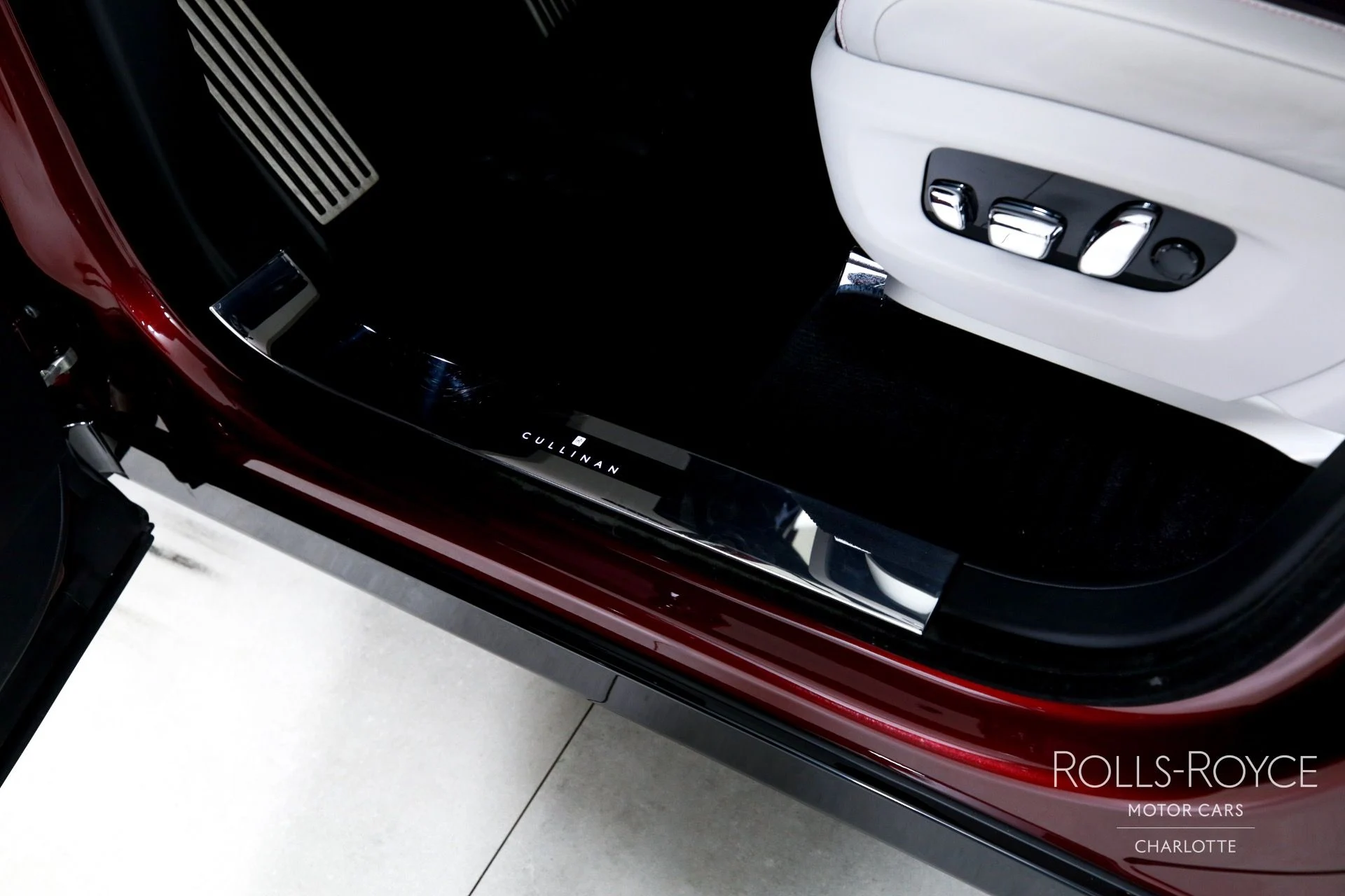 mph016_3532236713_Used_2025_Rolls_Royce_Cullinan_1757533601_d1dad90109