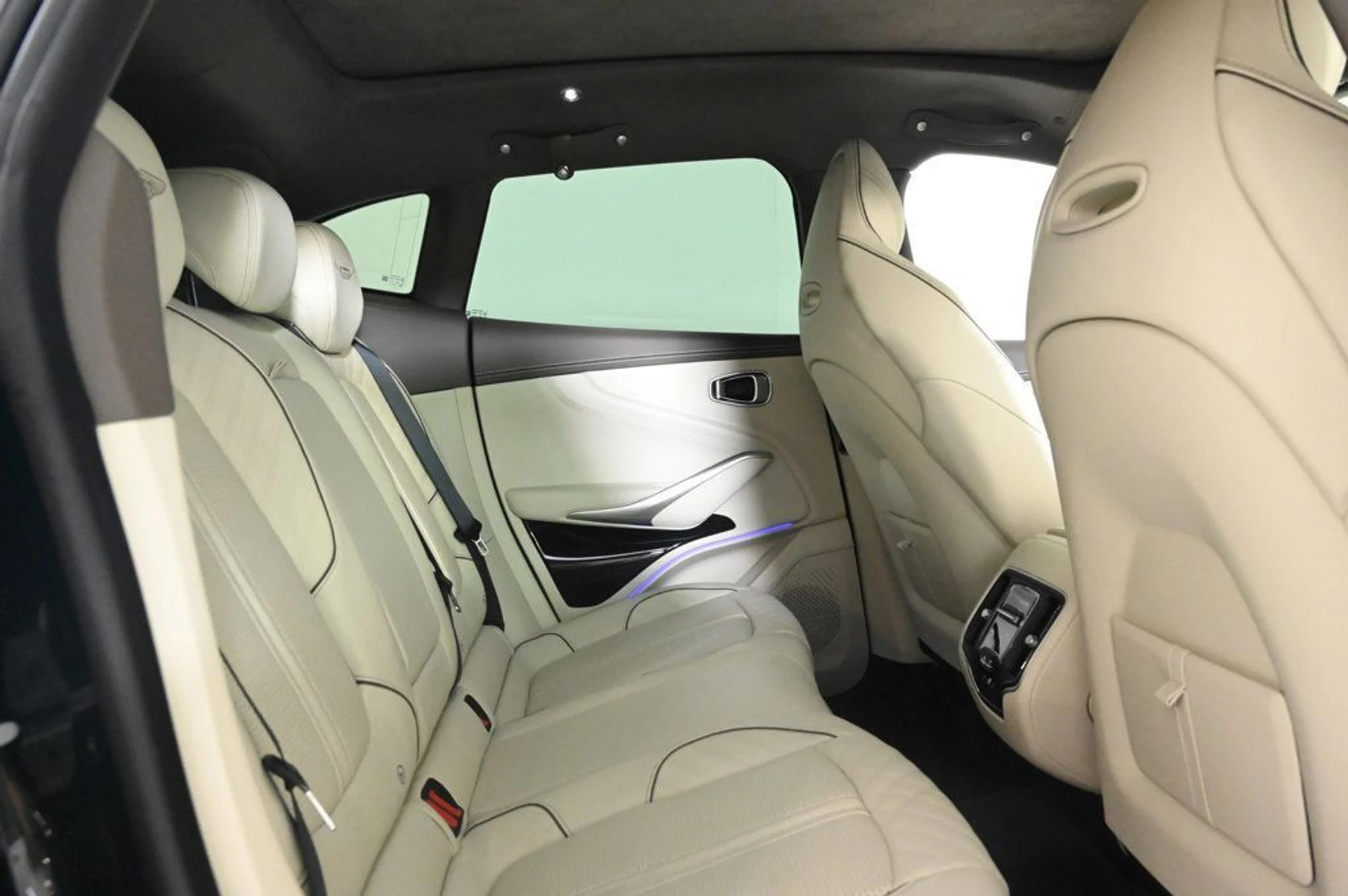 mph016_3545903976_new_2026_aston_martin_dbx_707awd_11350_22961109_16_1024_f344a5da6c