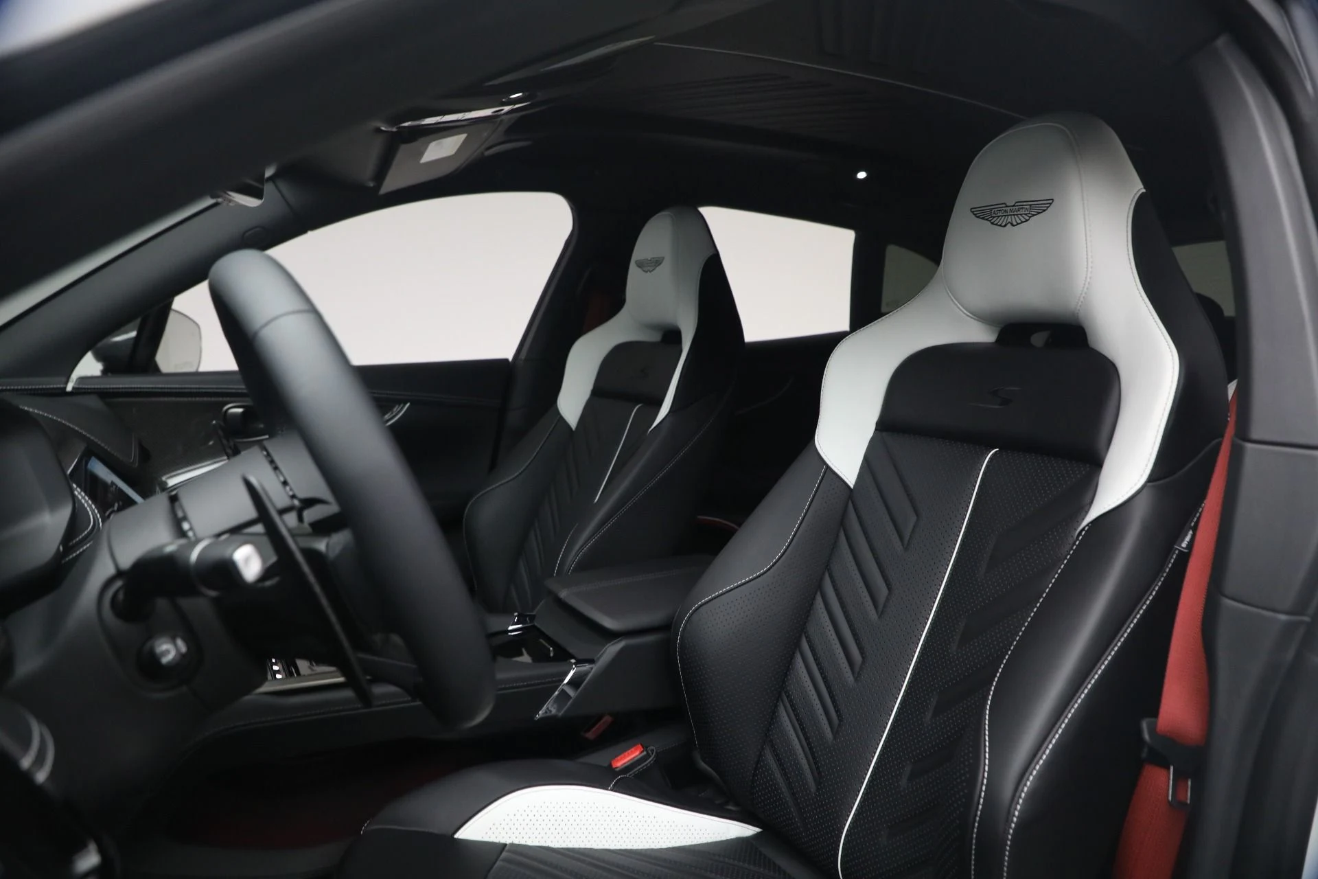 mph016_3550291329_New_2026_Aston_Martin_DBX_S_1779888036_b52845082c