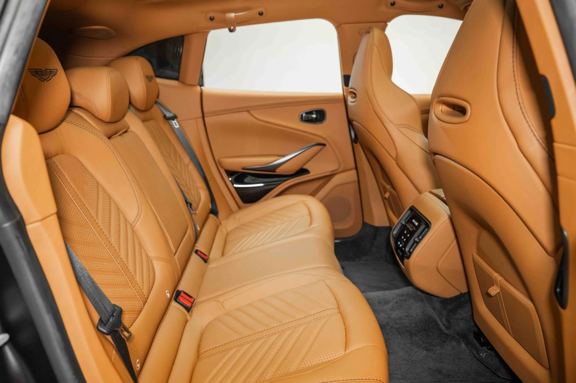 mph016_3557600740_Used_2023_Aston_Martin_DBX_707_1720795210_544219788b