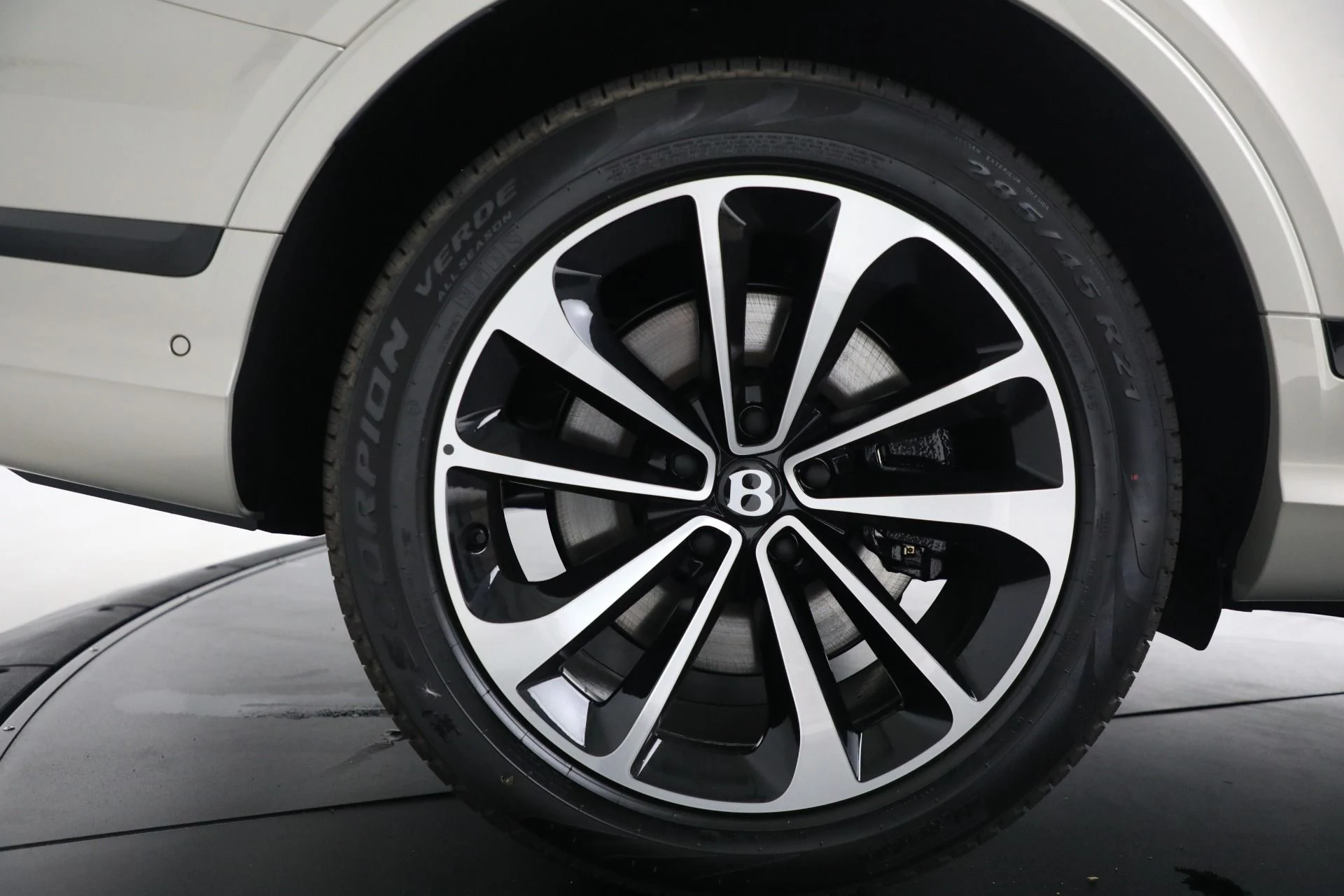 mph016_3563342296_New_2025_Bentley_Bentayga_V8_36102ab2da