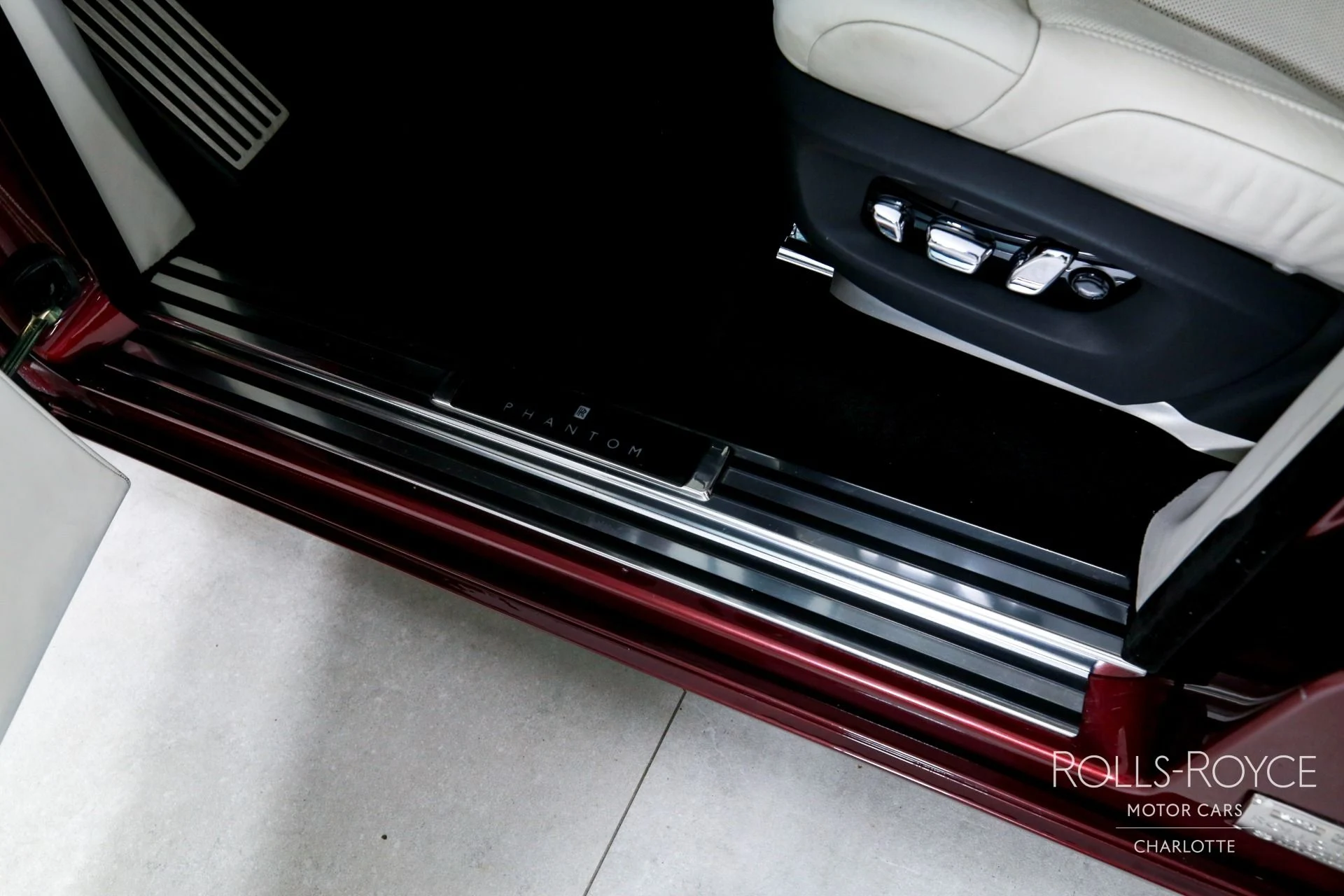 mph016_3573336321_Used_2019_Rolls_Royce_Phantom_1760804131_8374138e51