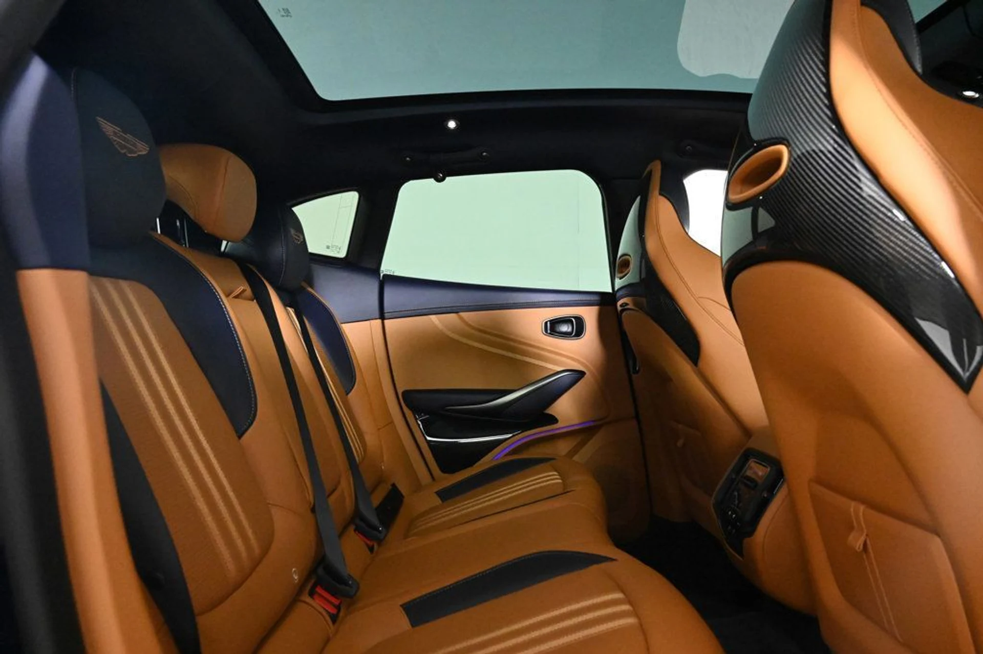 mph016_3586454233_new_2026_aston_martin_dbx_707awd_11350_22961651_16_1024_79e234fa6f