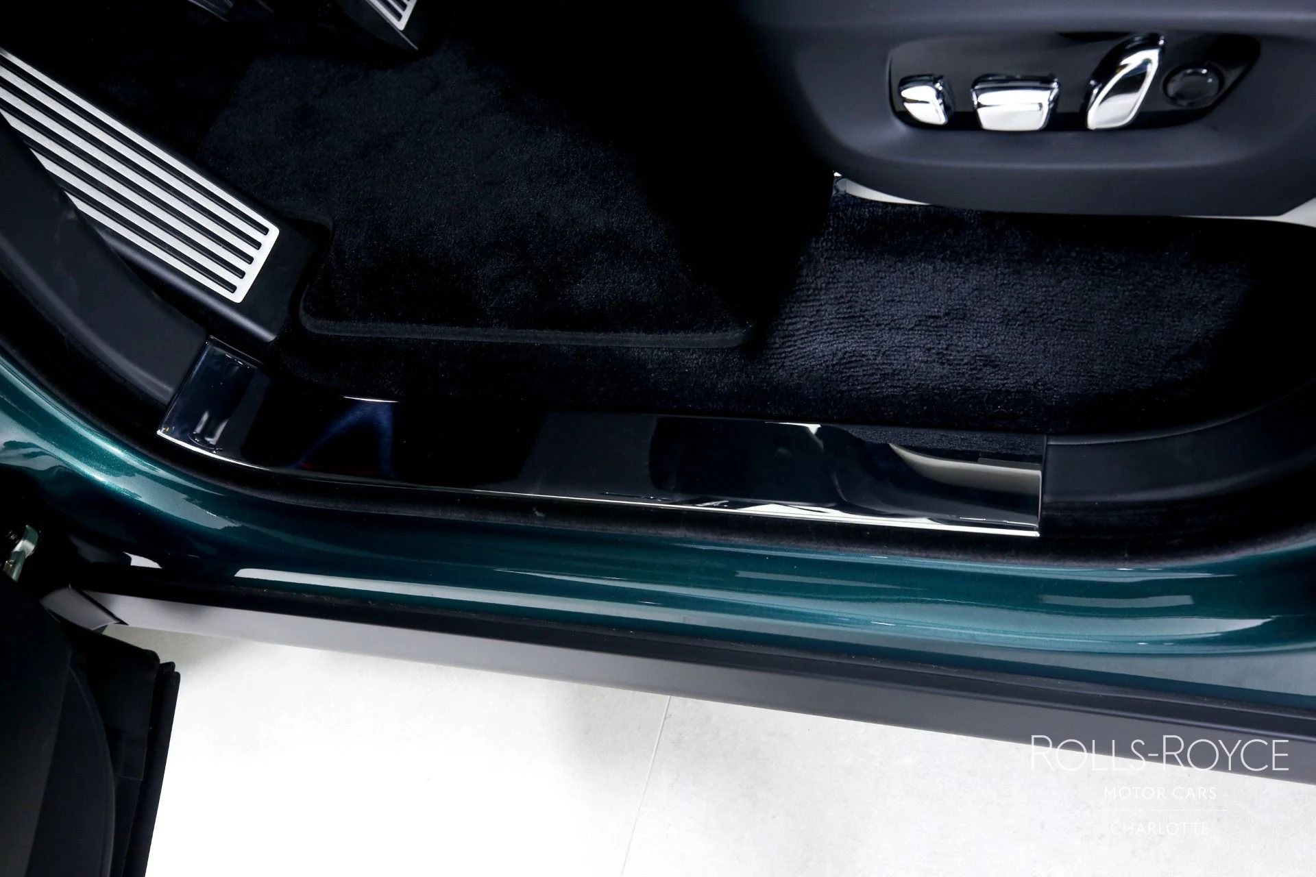 mph016_3590789843_Used_2023_Rolls_Royce_Cullinan_1688236802_9fe5f18907