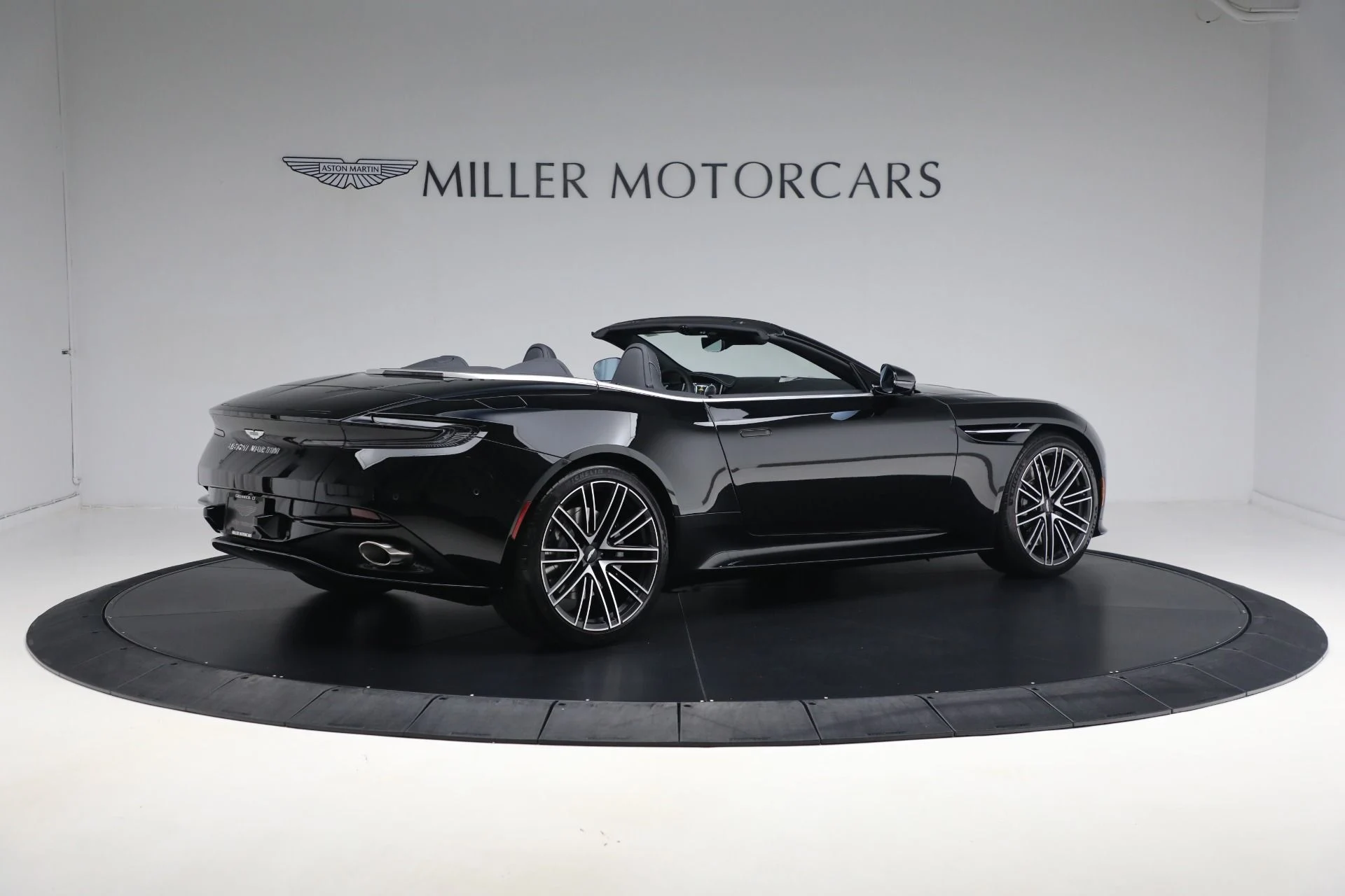 mph016_3598507369_New_2025_Aston_Martin_DB_12_Volante_27c67de5a0