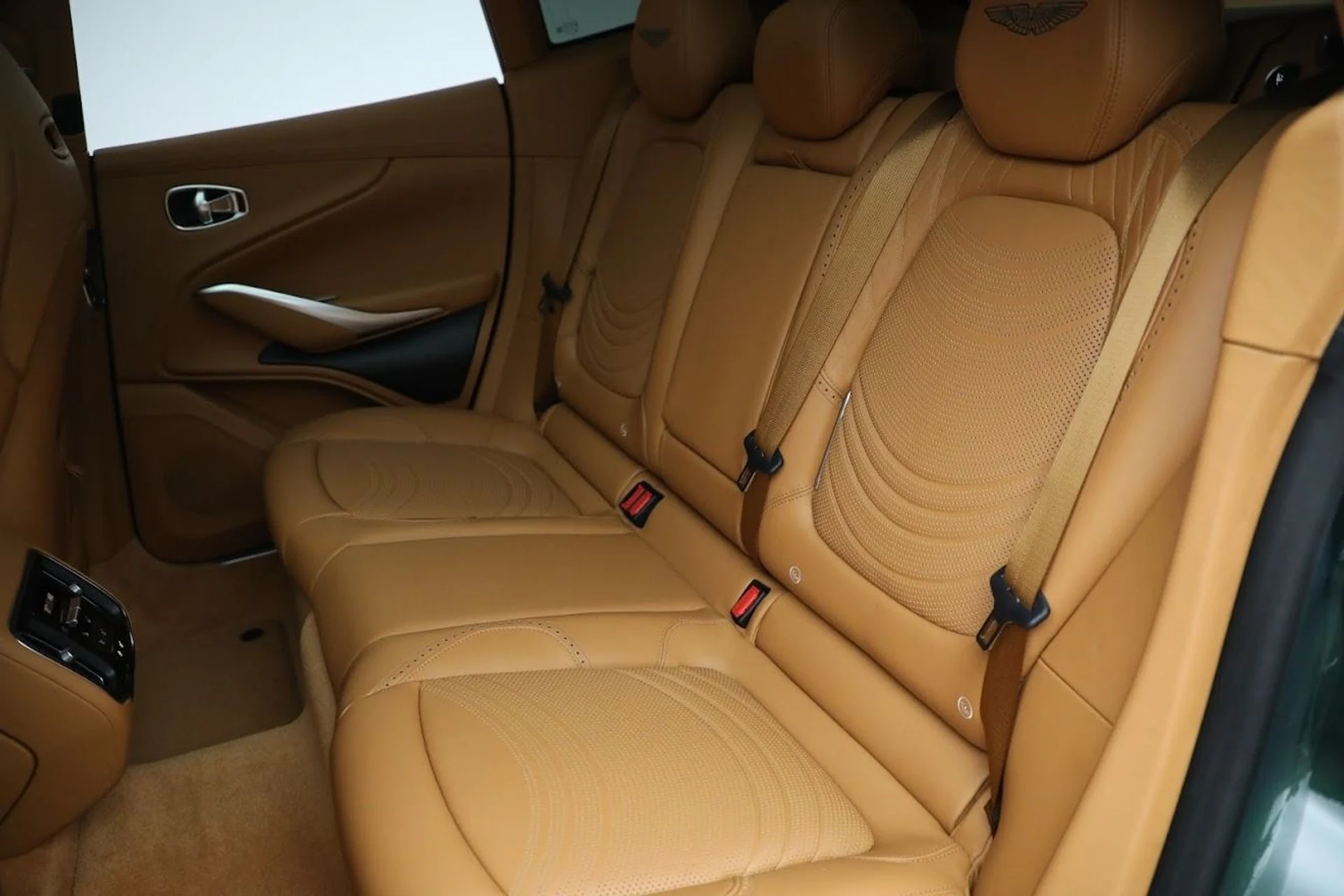 mph016_3601096272_Used_2023_Aston_Martin_DBX_1685647271_16913e06bd