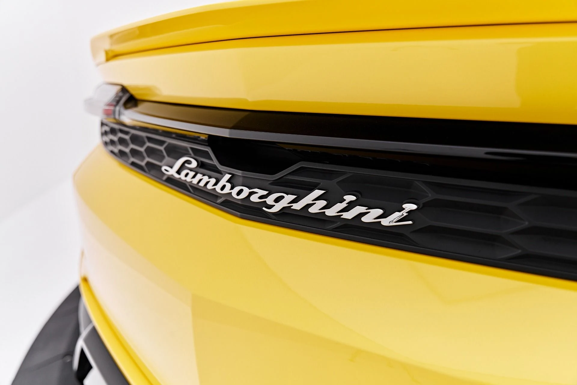 mph016_3602330202_Used_2025_Lamborghini_Urus_SE_1788049858_cae244a498
