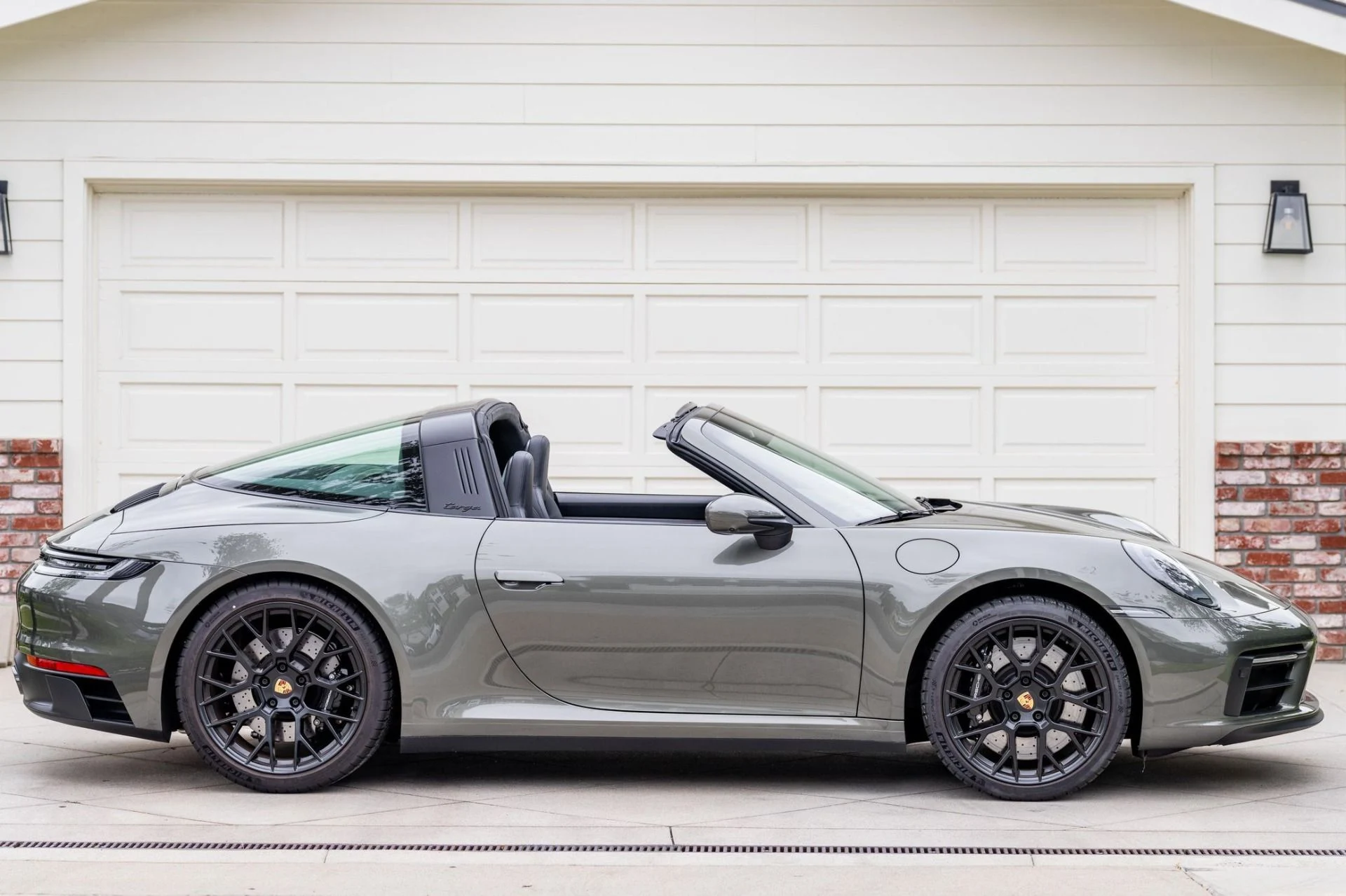 mph016_3605364025_Used_2024_Porsche_911_Targa_4_GTS_1782170019_770253f1b7