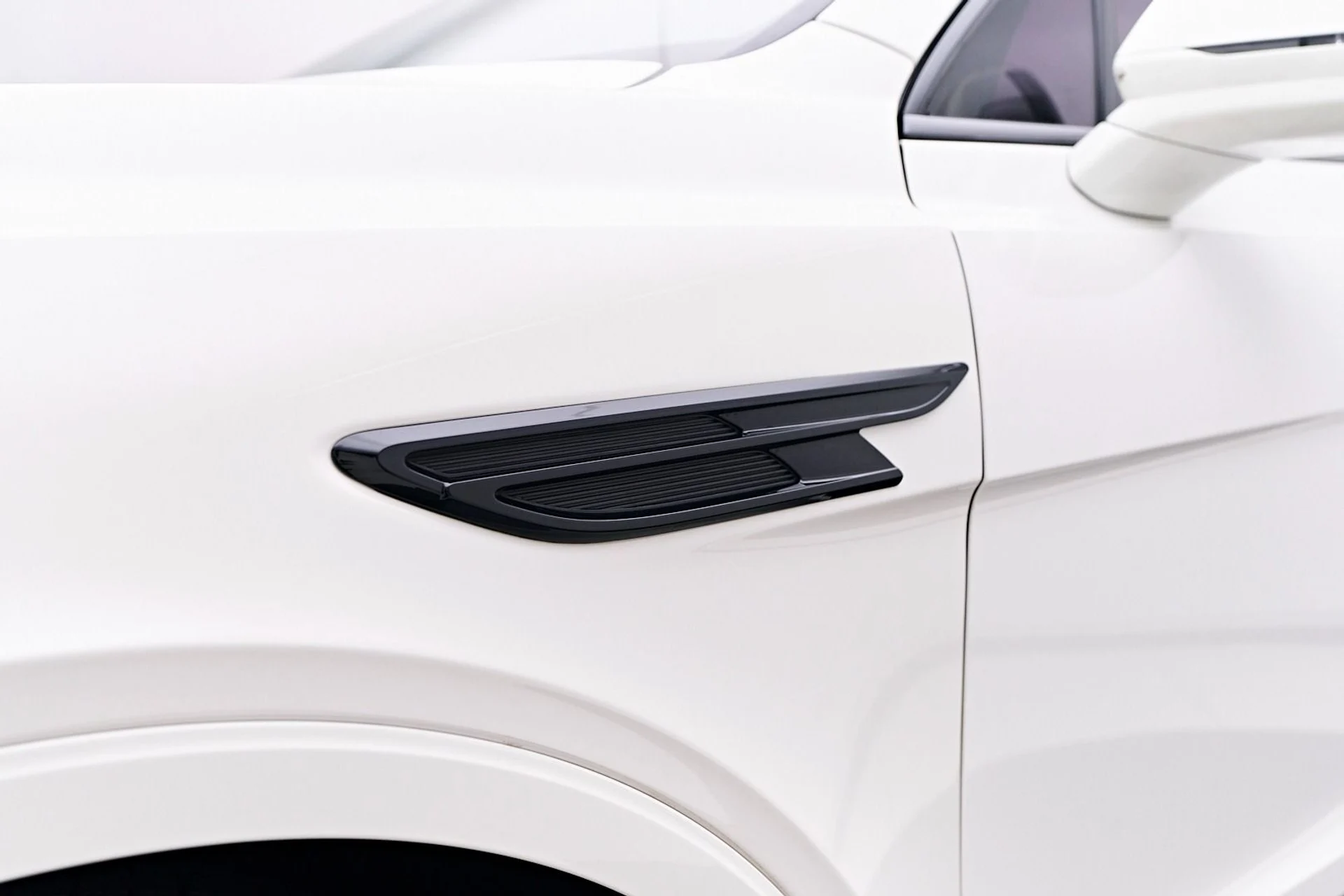 mph016_3620947815_Used_2023_Bentley_Bentayga_EWB_Azure_1745273088_0f3f97994a