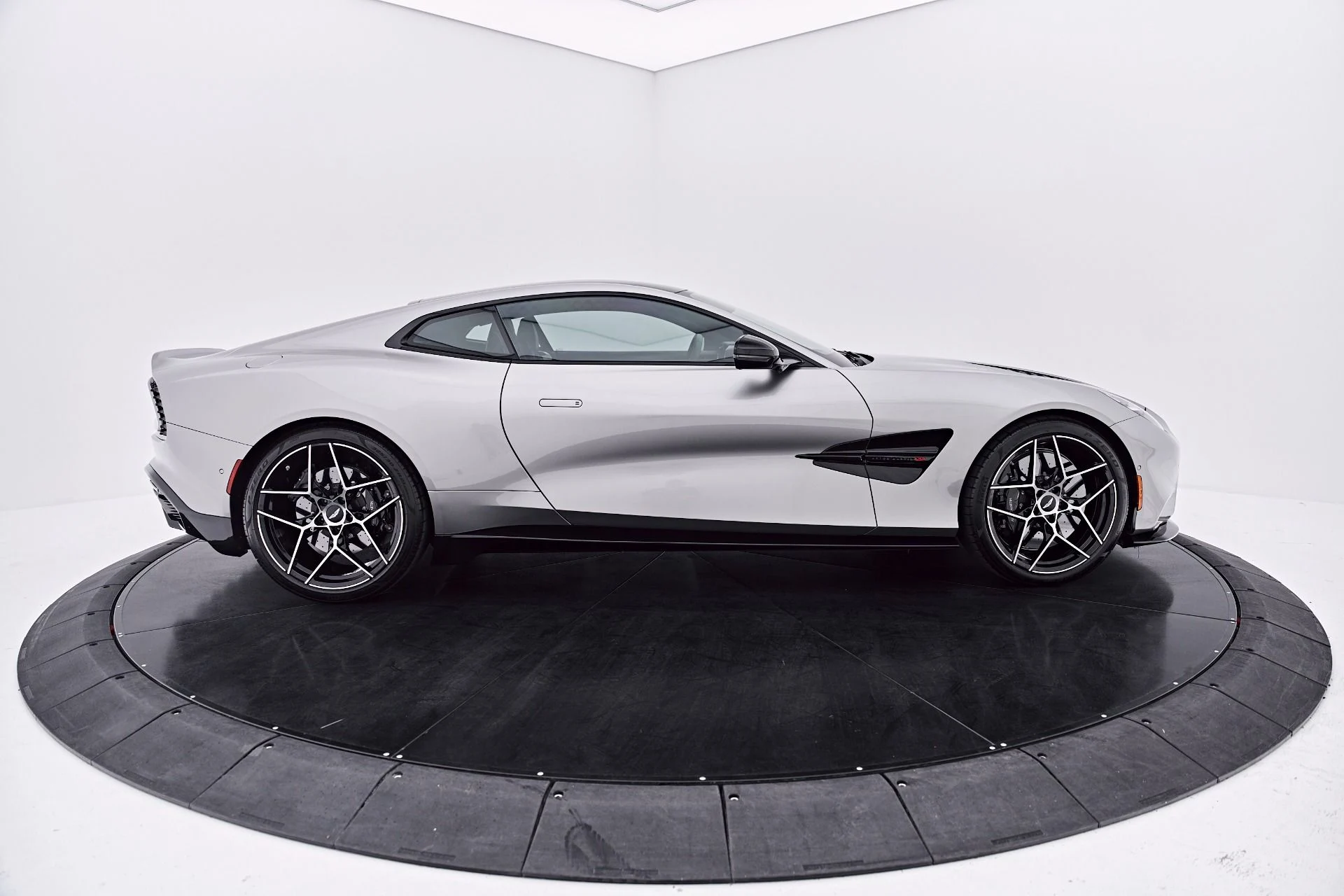 mph016_3635572446_Used_2025_Aston_Martin_Vanquish_V12_1786045793_daa93b92d4