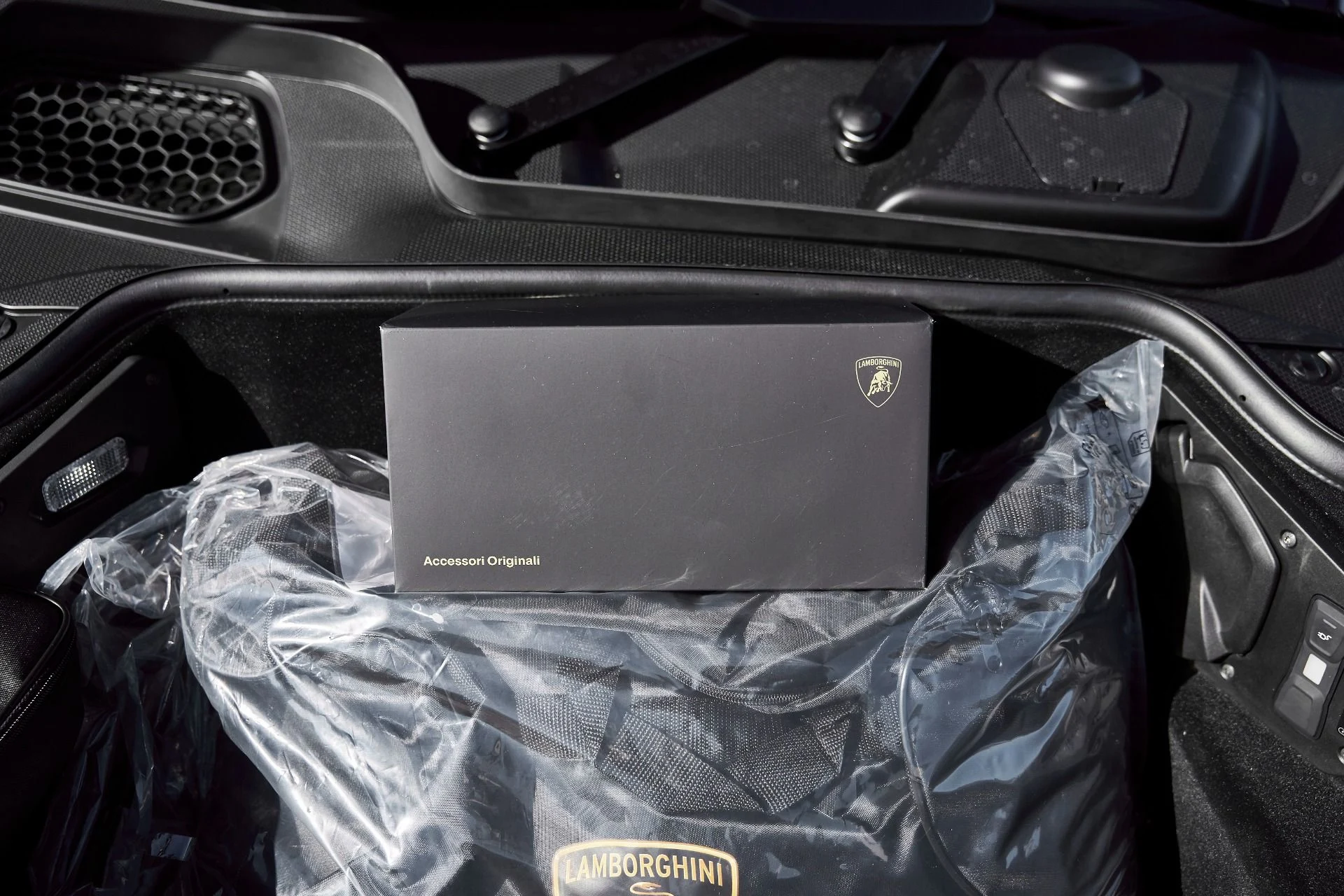 mph016_3636589871_Used_2025_Lamborghini_Revuelto_1769824562_675b25dfcb